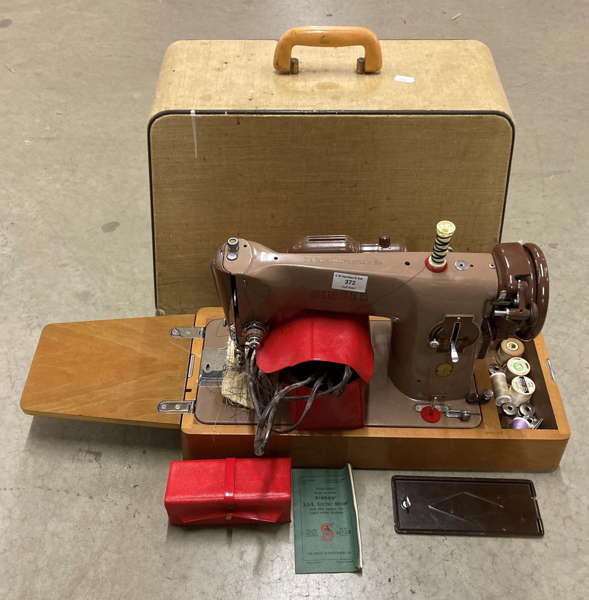 Singer 2016 electric foot-operated sewing machine in carry case (saleroom location: P03-2)