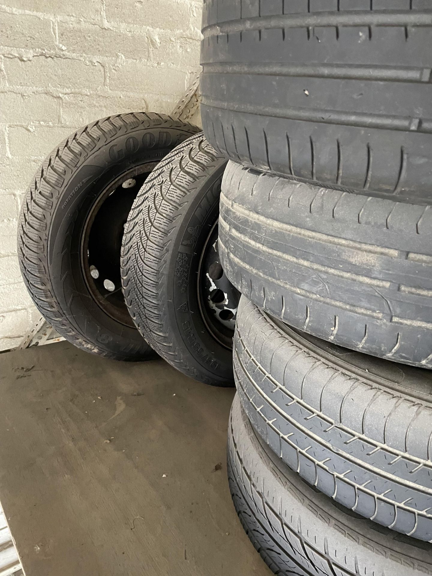 Contents to top rack - twelve assorted part used tyres including 195/45 R16, 195/65 R15, - Image 3 of 5