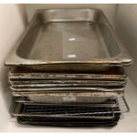 20 x assorted metal baking trays and grill plates (saleroom location: V01)