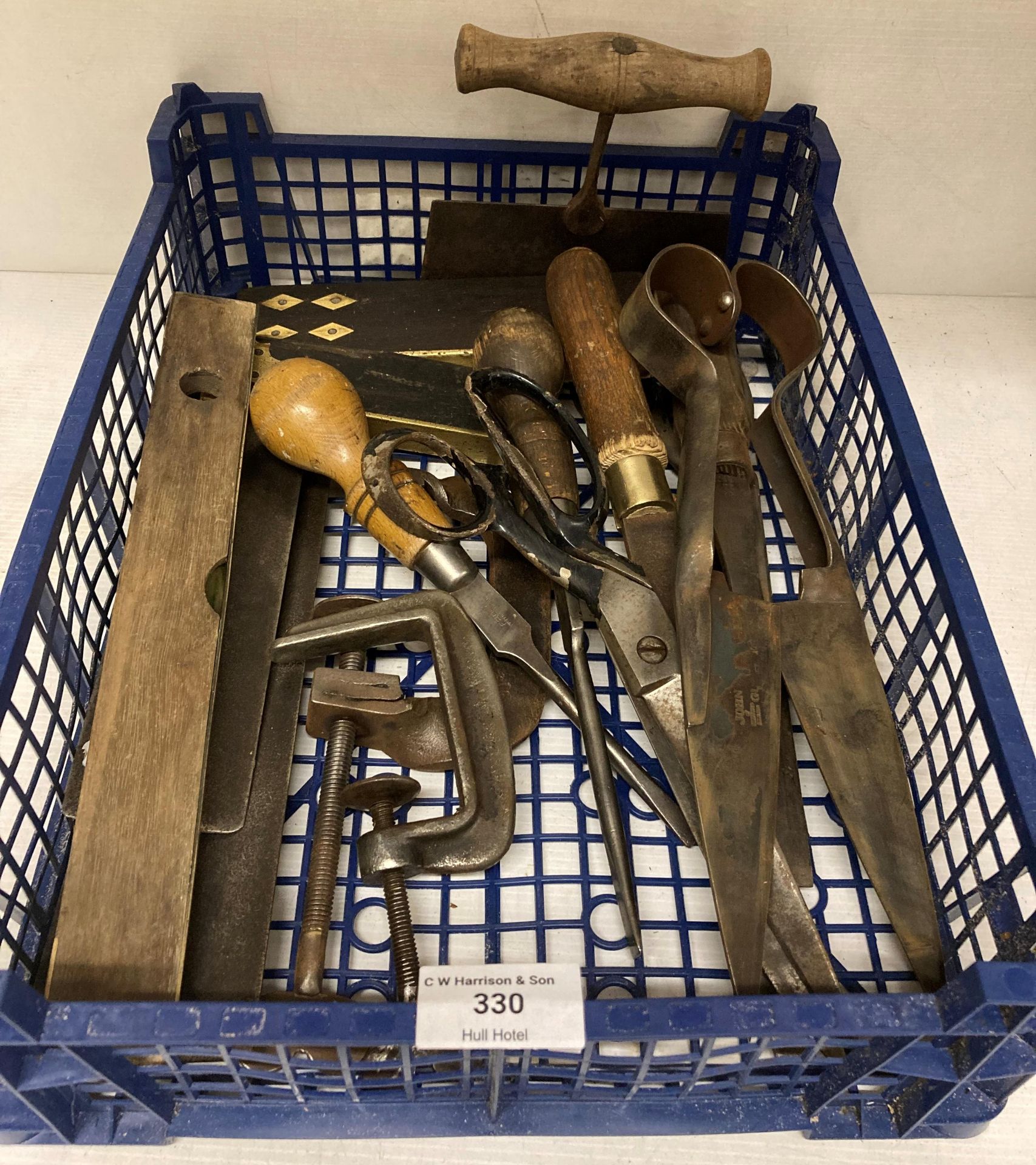 Contents to crate - 13 x assorted hand tools including screw drivers, dough cutter, sheep shears,