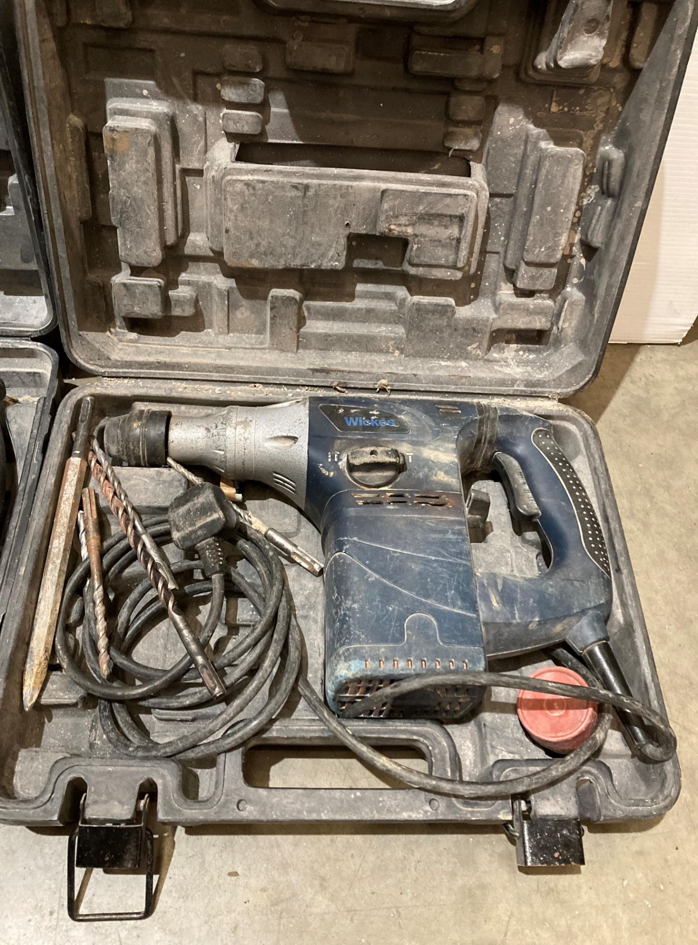 A Wickes 1050w hammer drill (240v) in case and a Wickes WPHD 1020 (240v) SDS hammer/chisel drill - Bild 3 aus 3