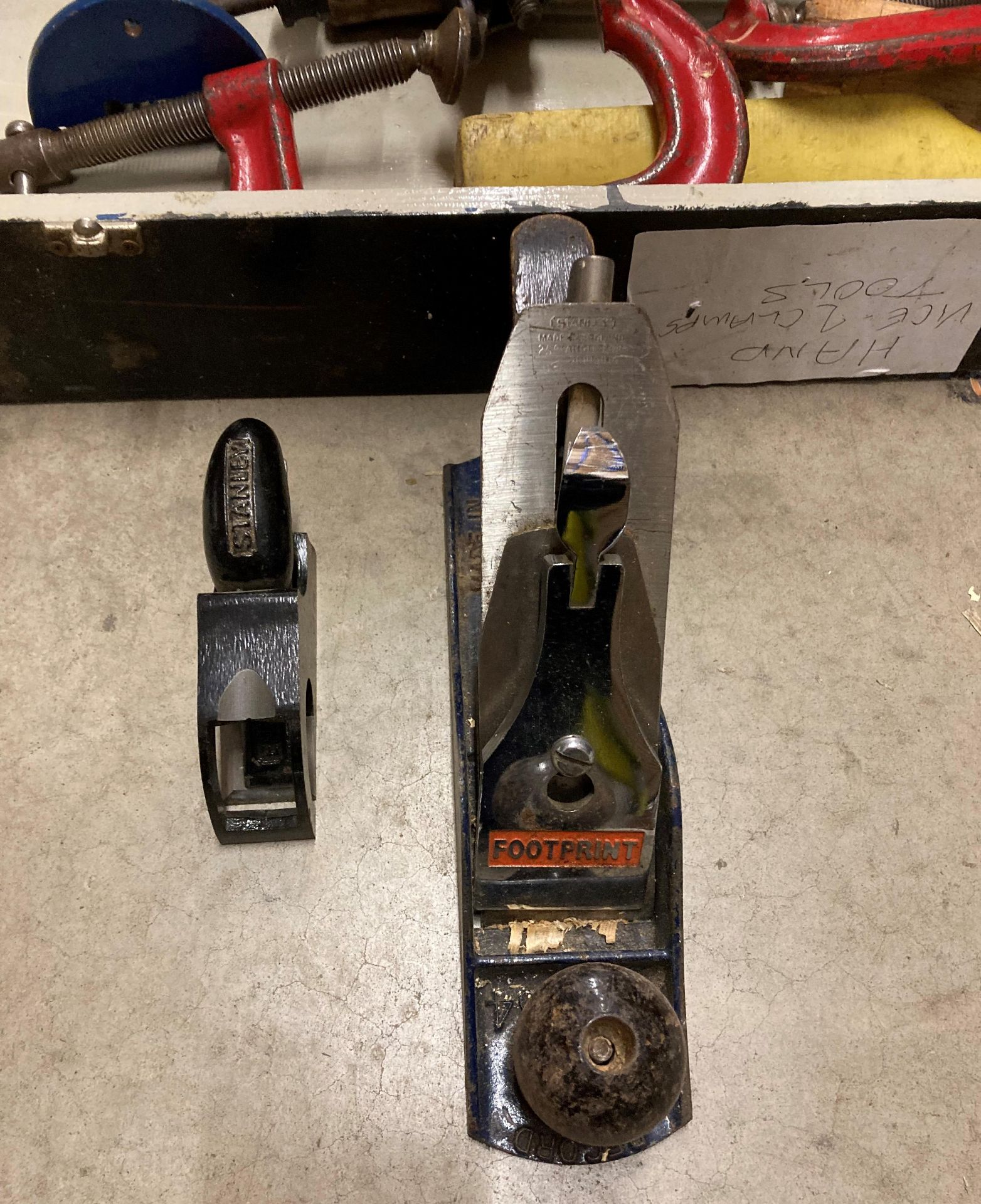 Wooden tool box and contents - a Stanley No 905 bull-nose plane, Record No 4 footprint place, vice, - Image 2 of 2