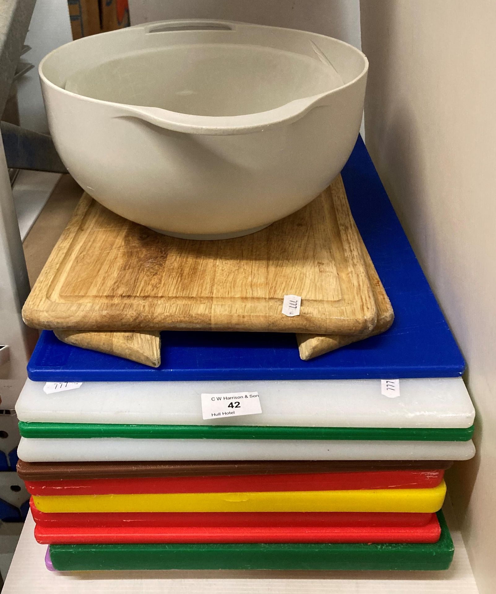 14 x assorted polypropylene and wood chopping boards (saleroom location: V02)