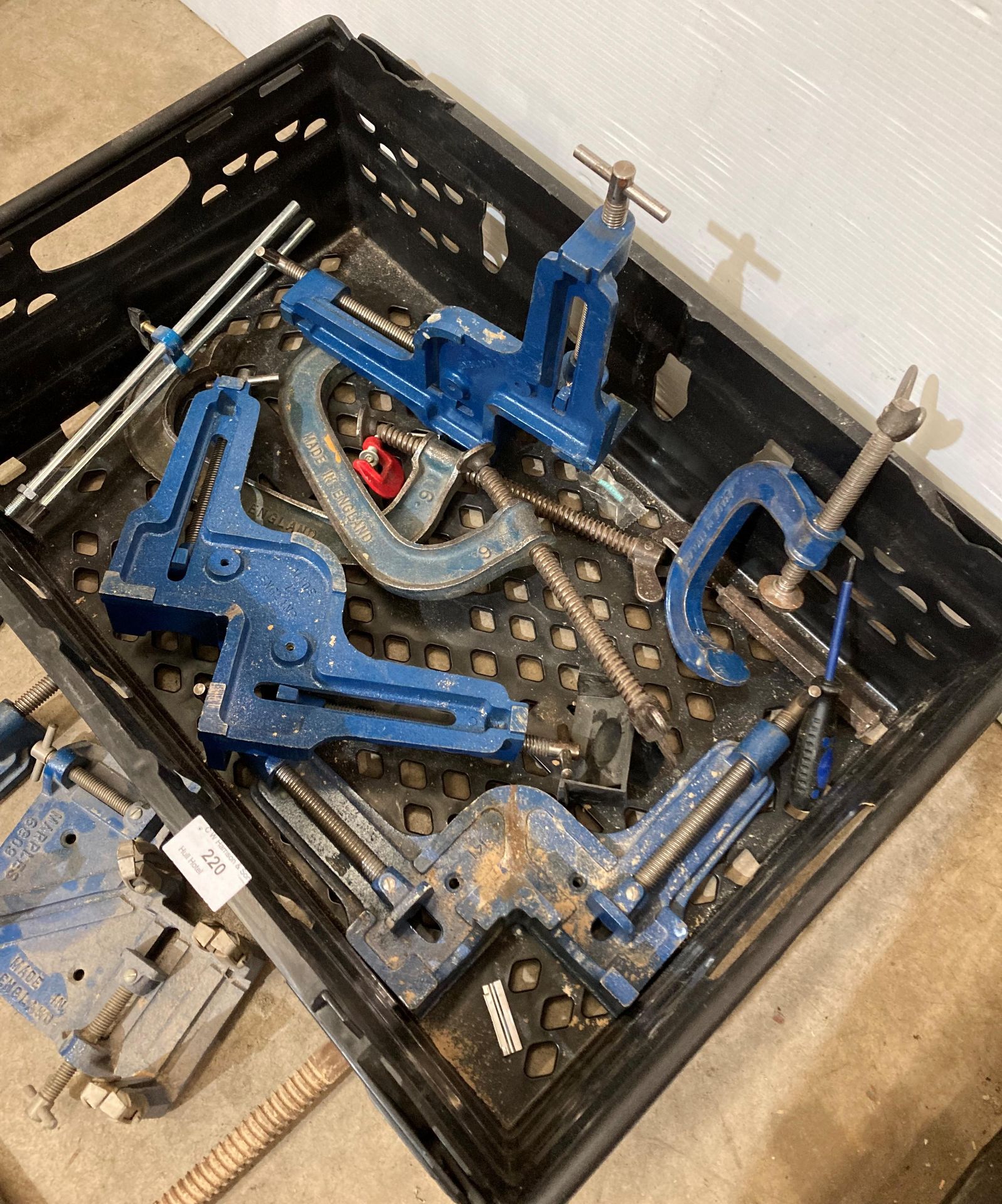 Contents to crate - assorted clamps including G-clamps, corner clamps, vices, - Image 2 of 2