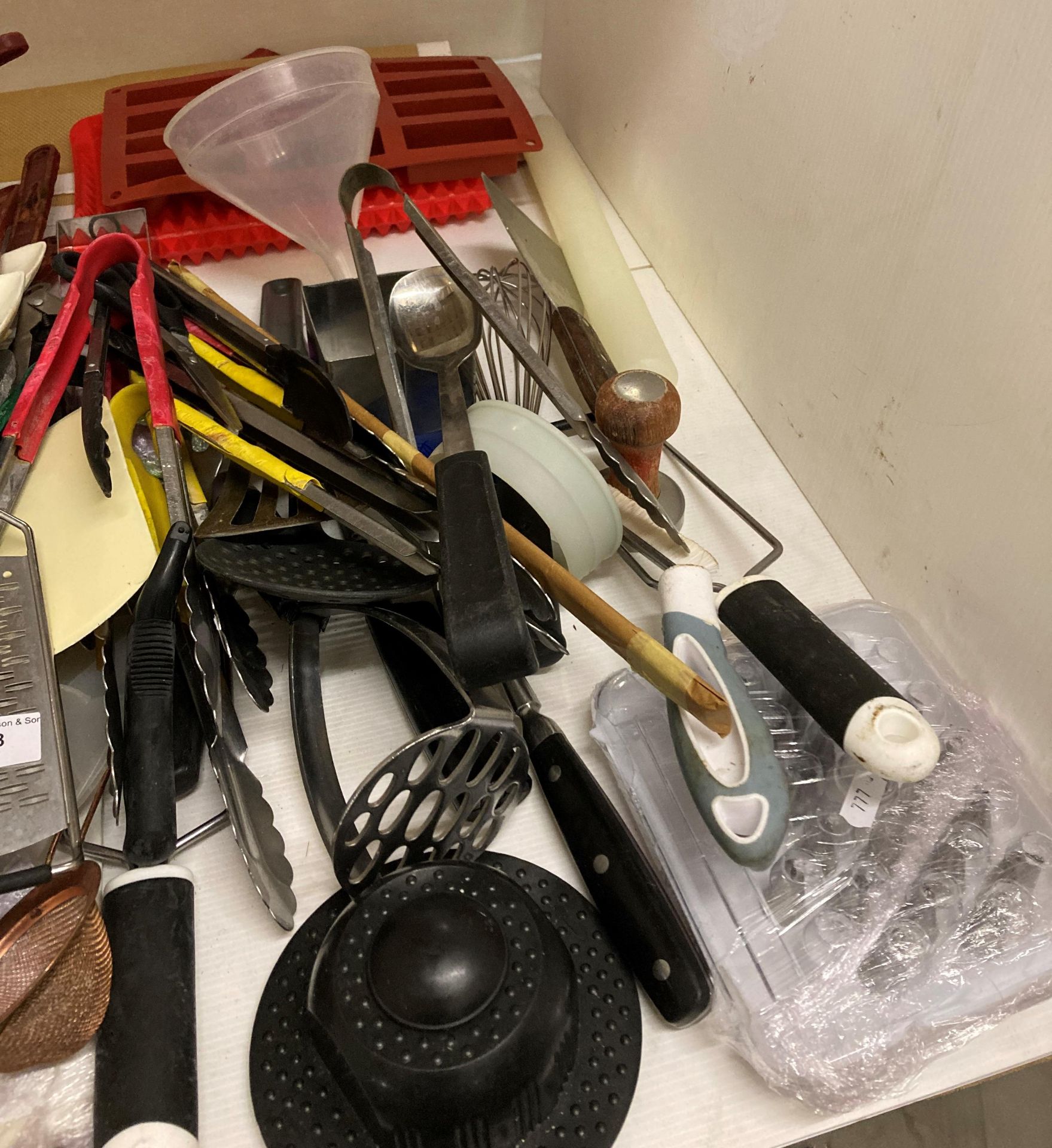 Contents to part of shelf - kitchen knives, tongs, - Image 3 of 3