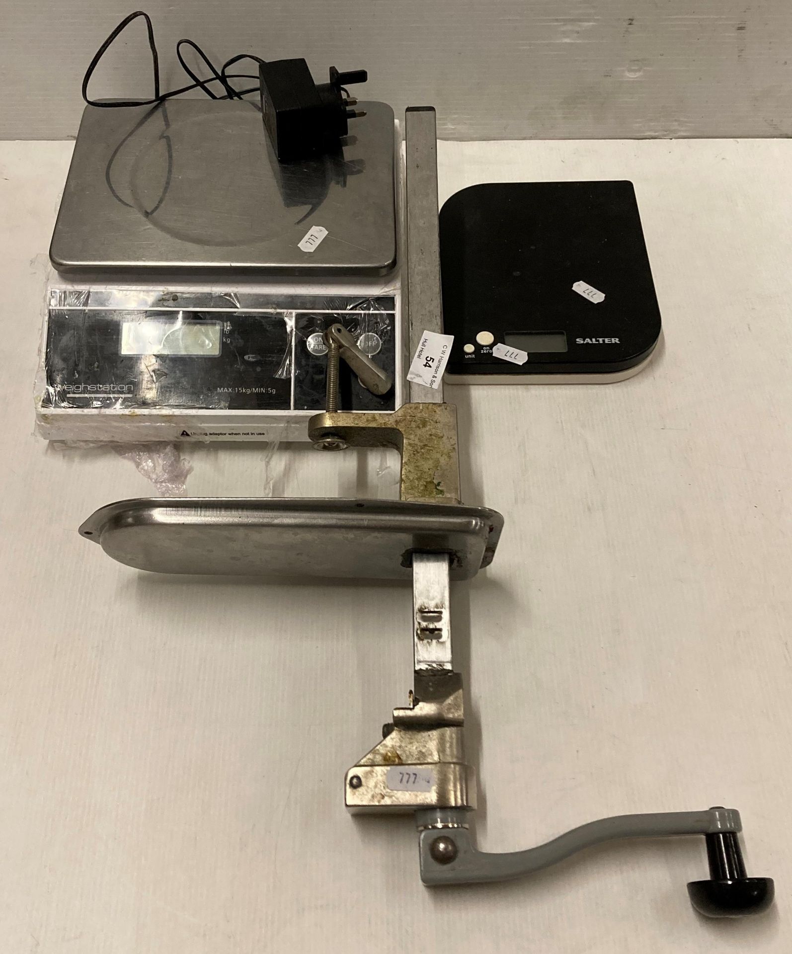 2 x Electric scales and can opener (saleroom location: U03)