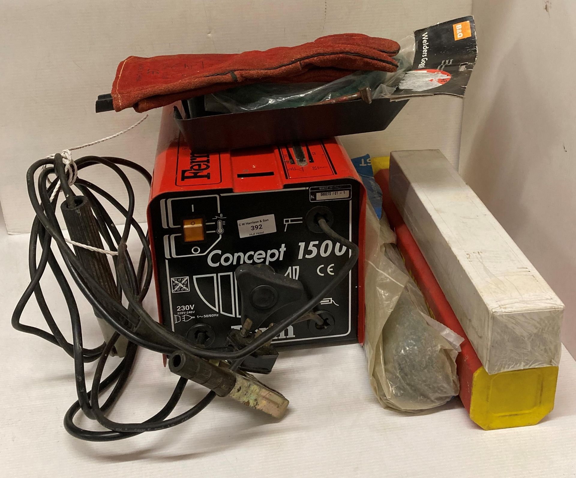 Ferm concept 1500 mig welder (240v) complete with 3 x packs of welding rods, gloves, masks,