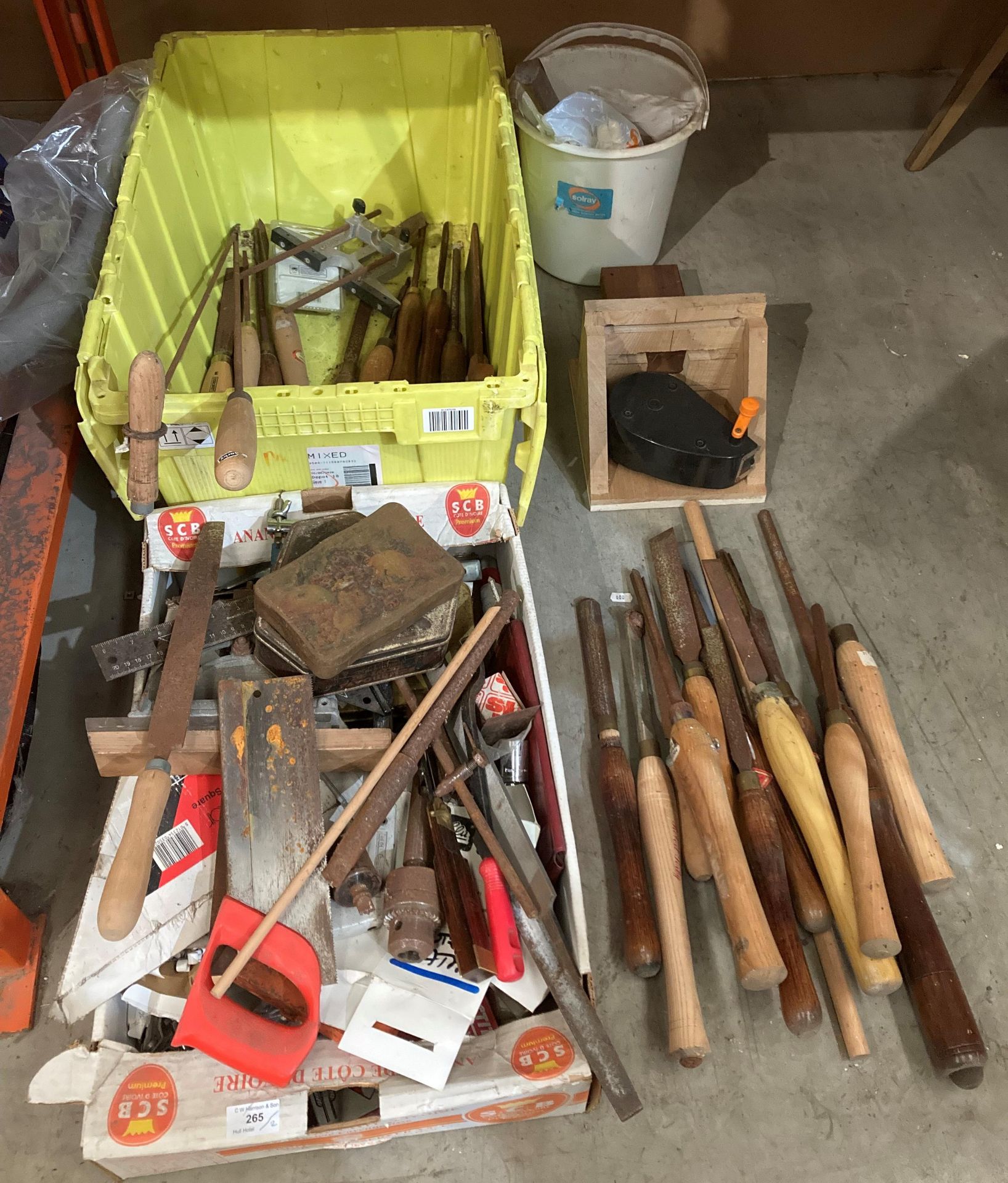 Contents to crate and box - assorted hand tools including 20 assorted lathe chisels,