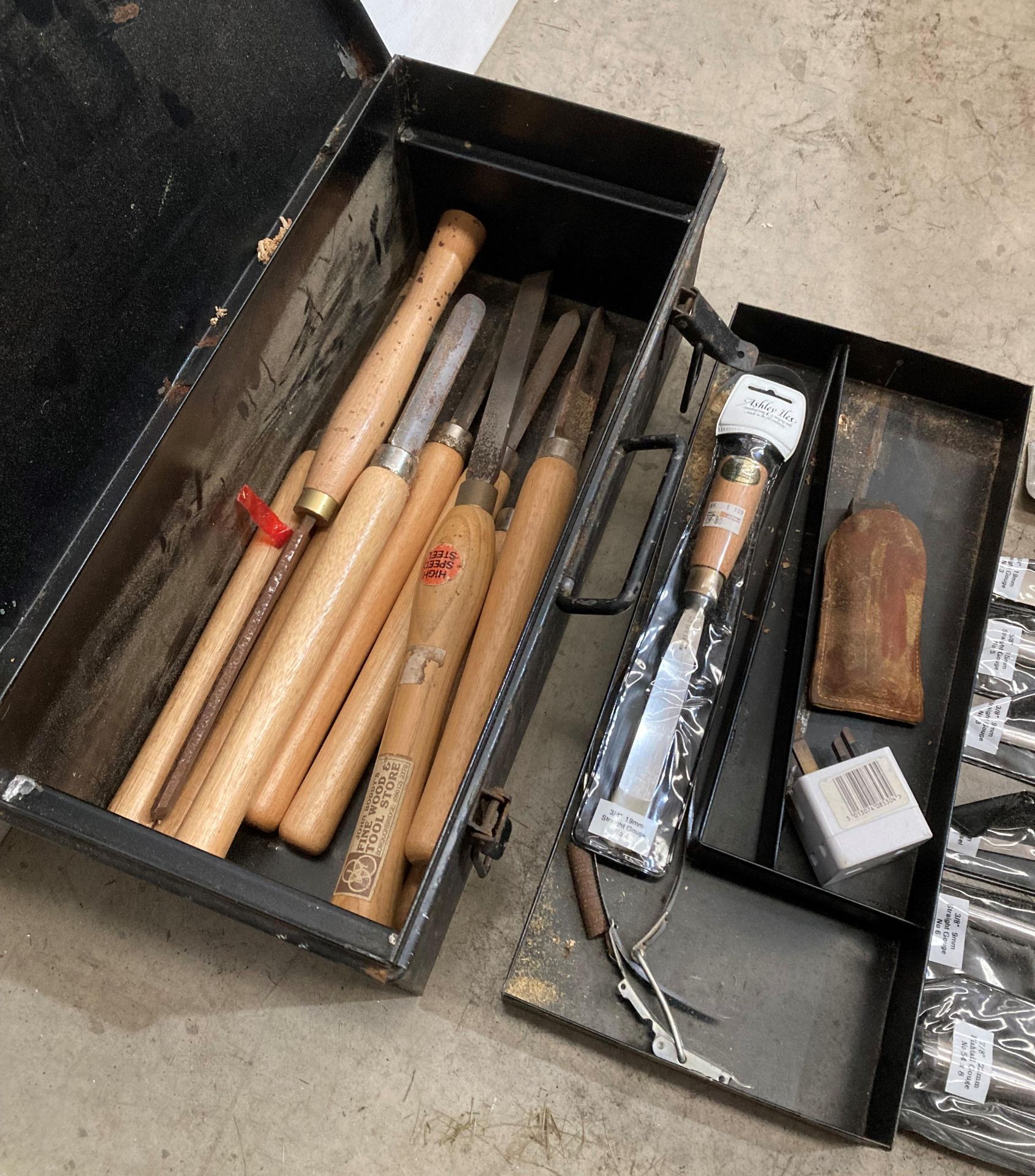 White and black metal tool box with 14 new wood turning chisels by Ashley Iles and 10 other wood - Image 2 of 3