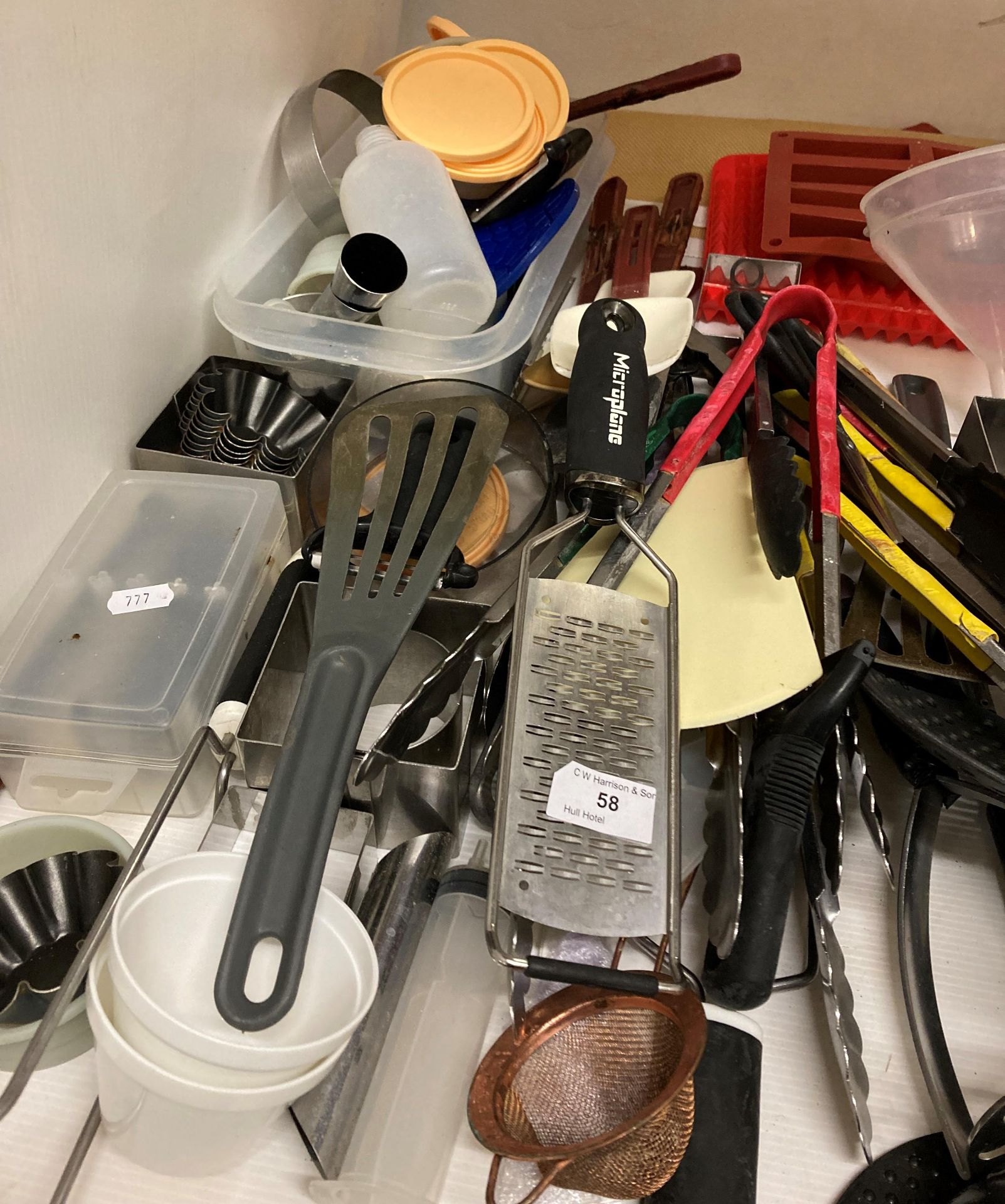 Contents to part of shelf - kitchen knives, tongs, - Image 2 of 3