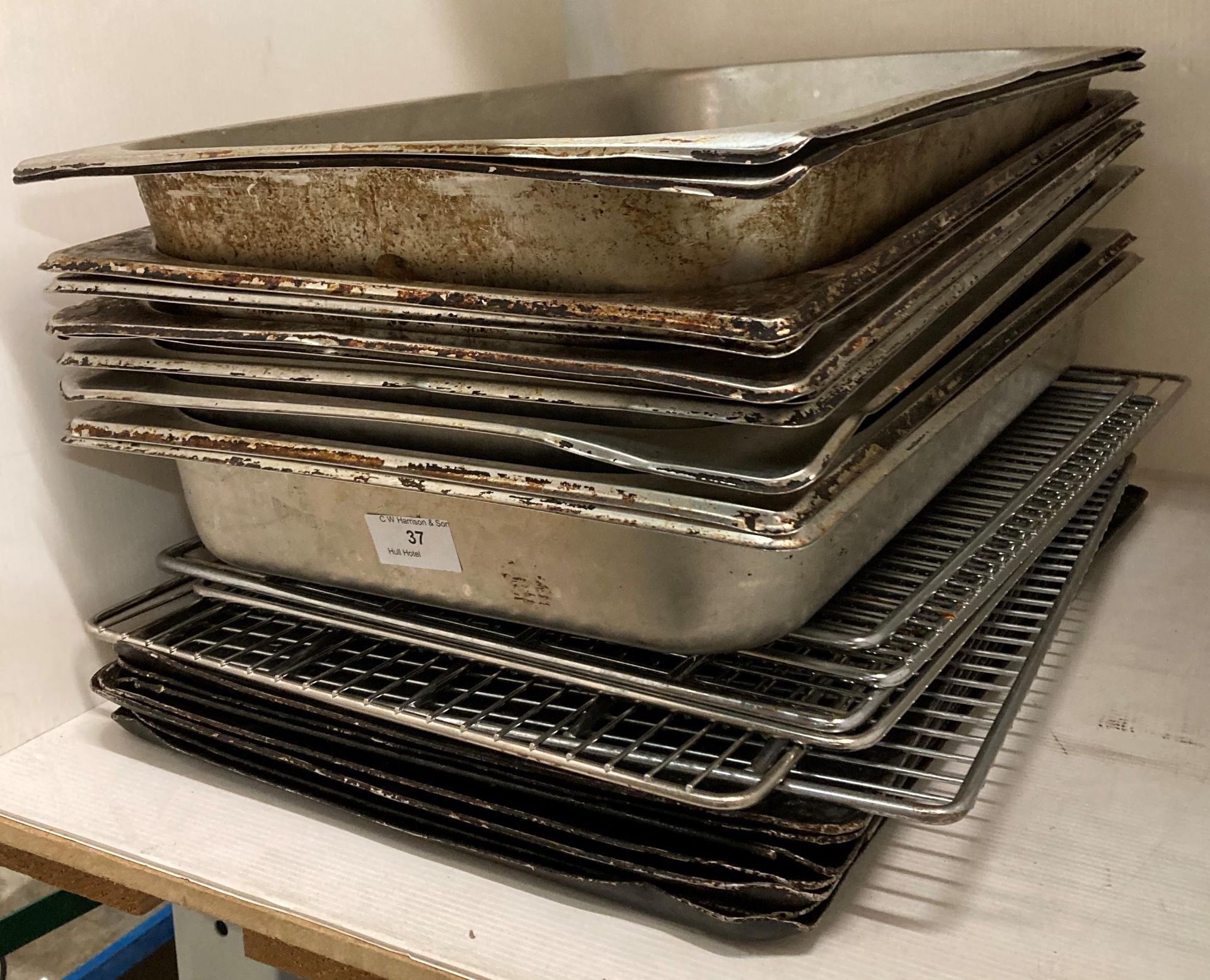 20 x assorted metal baking trays and grill plates (saleroom location: V01) - Image 2 of 2