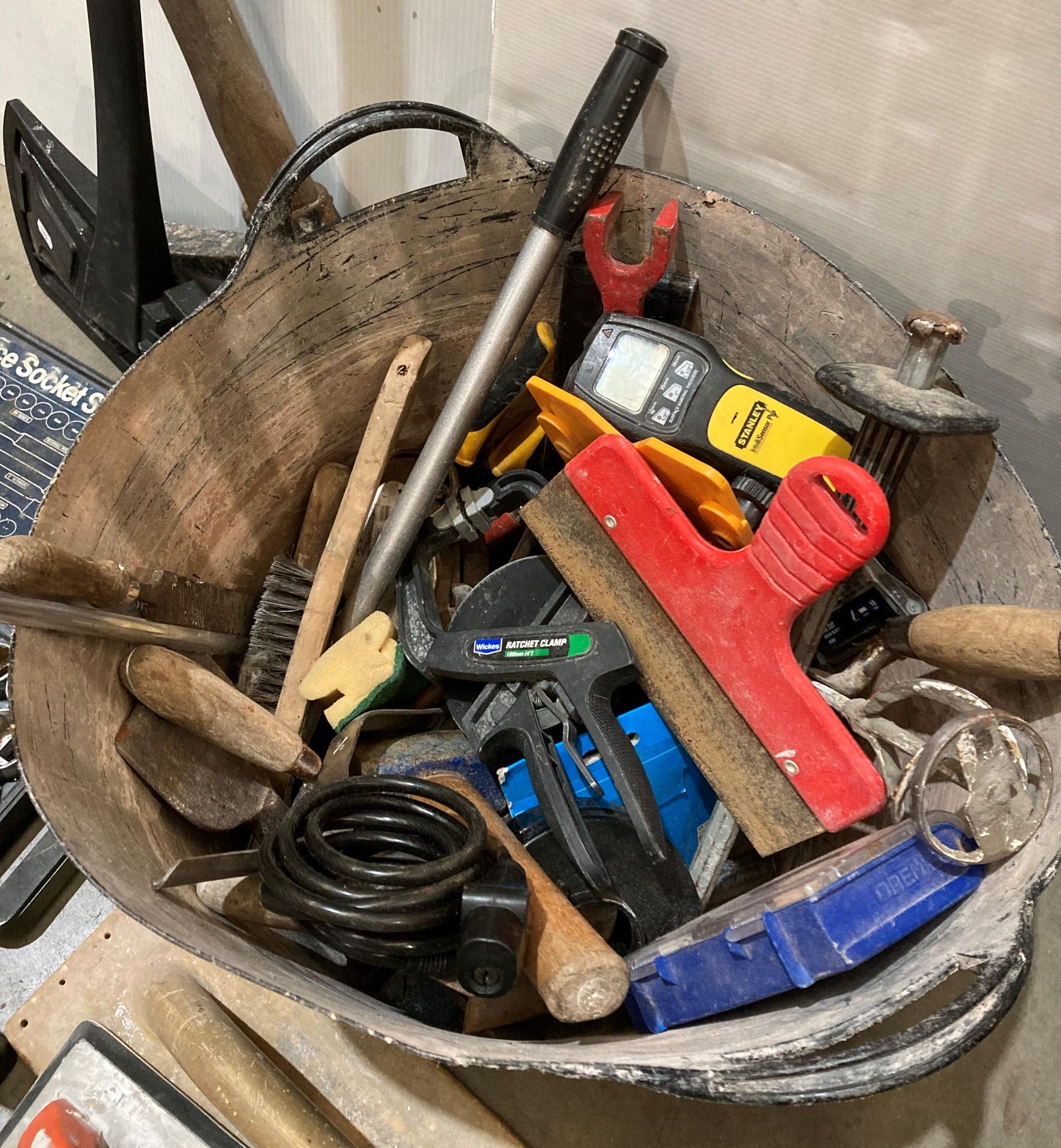 Contents to tub - assorted hand tools including trowels, chisels, hammers, mitre block, - Image 2 of 2