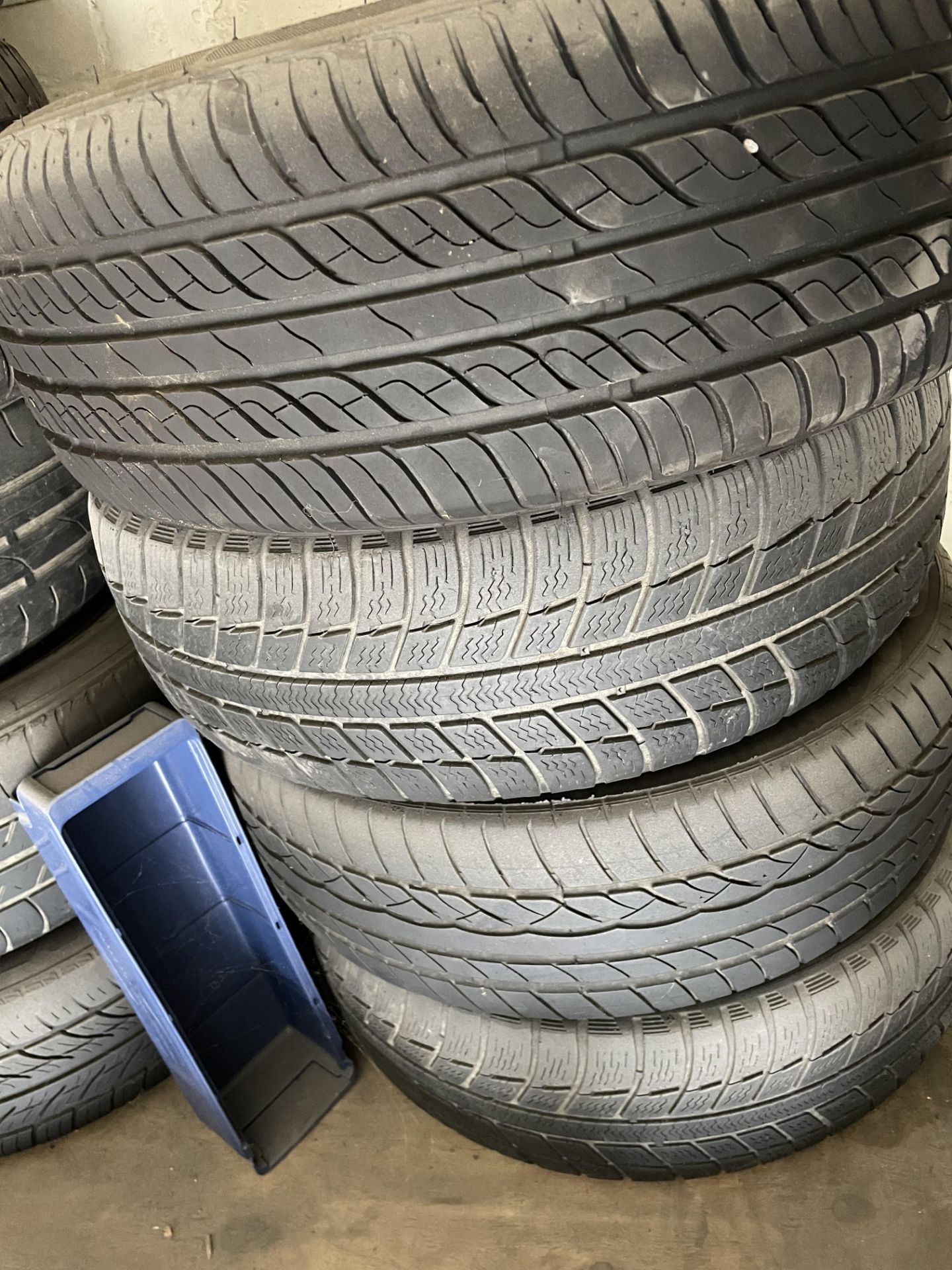 Contents to top rack - twelve assorted part used tyres including 195/45 R16, 195/65 R15, - Image 4 of 5