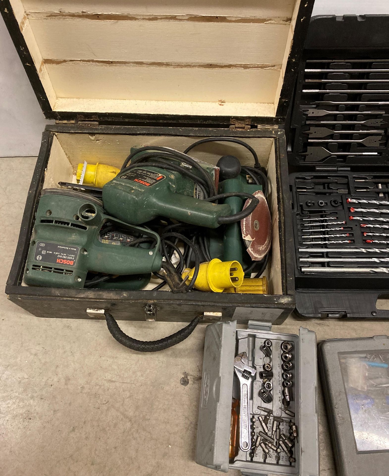 Contents to wooden tool box - 3 x power tools by Bosch - including a disc sander, jigsaw, plane, - Image 3 of 3