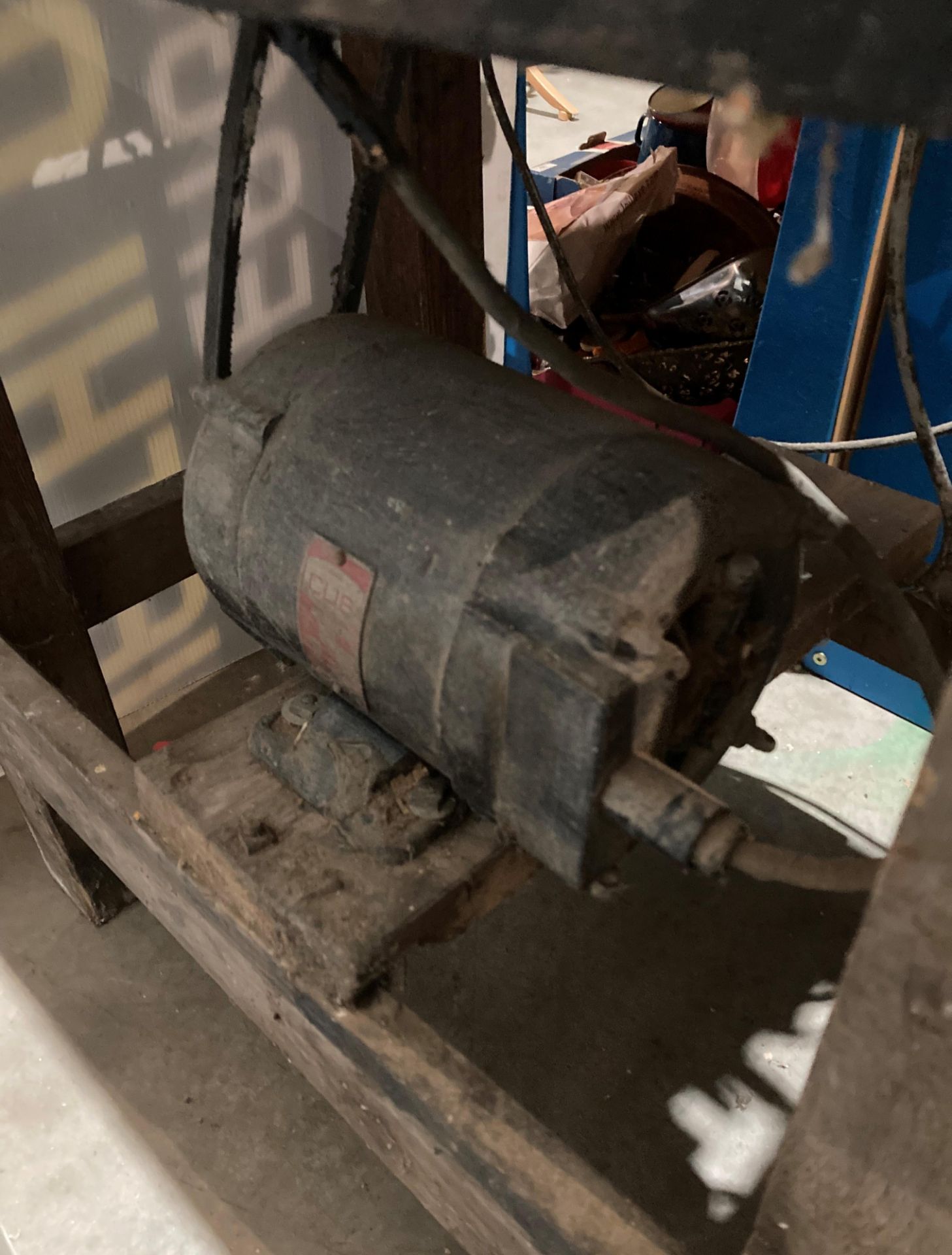 Vintage wooden joiners bench with a metal Record No 4 vice and a bench-mounted planer belt driven - Image 4 of 4