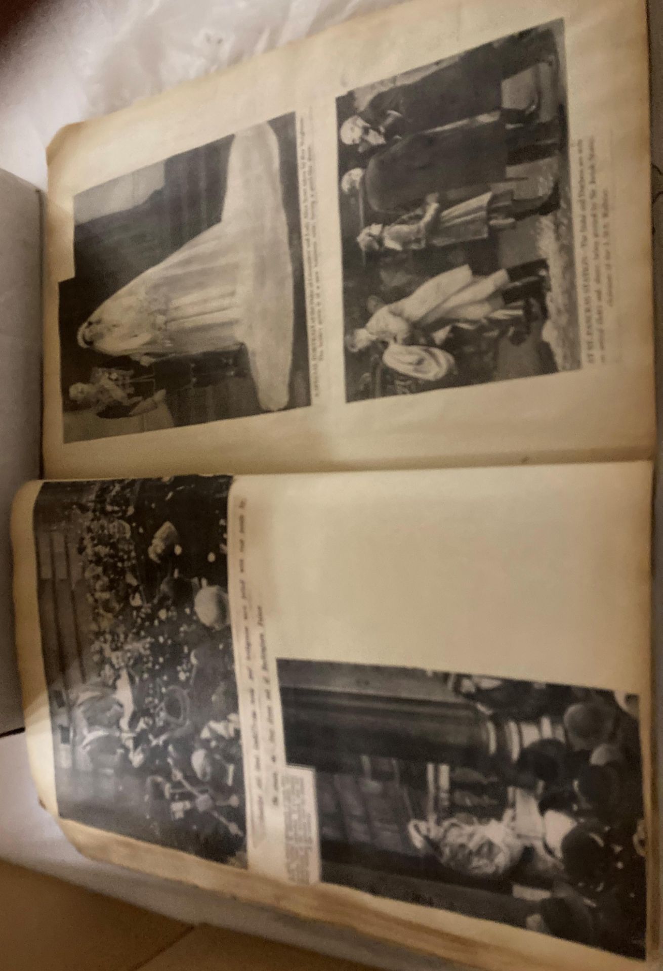 An interesting scrapbook with various articles and cuttings on the Royal Family in the 20th Century, - Image 3 of 7