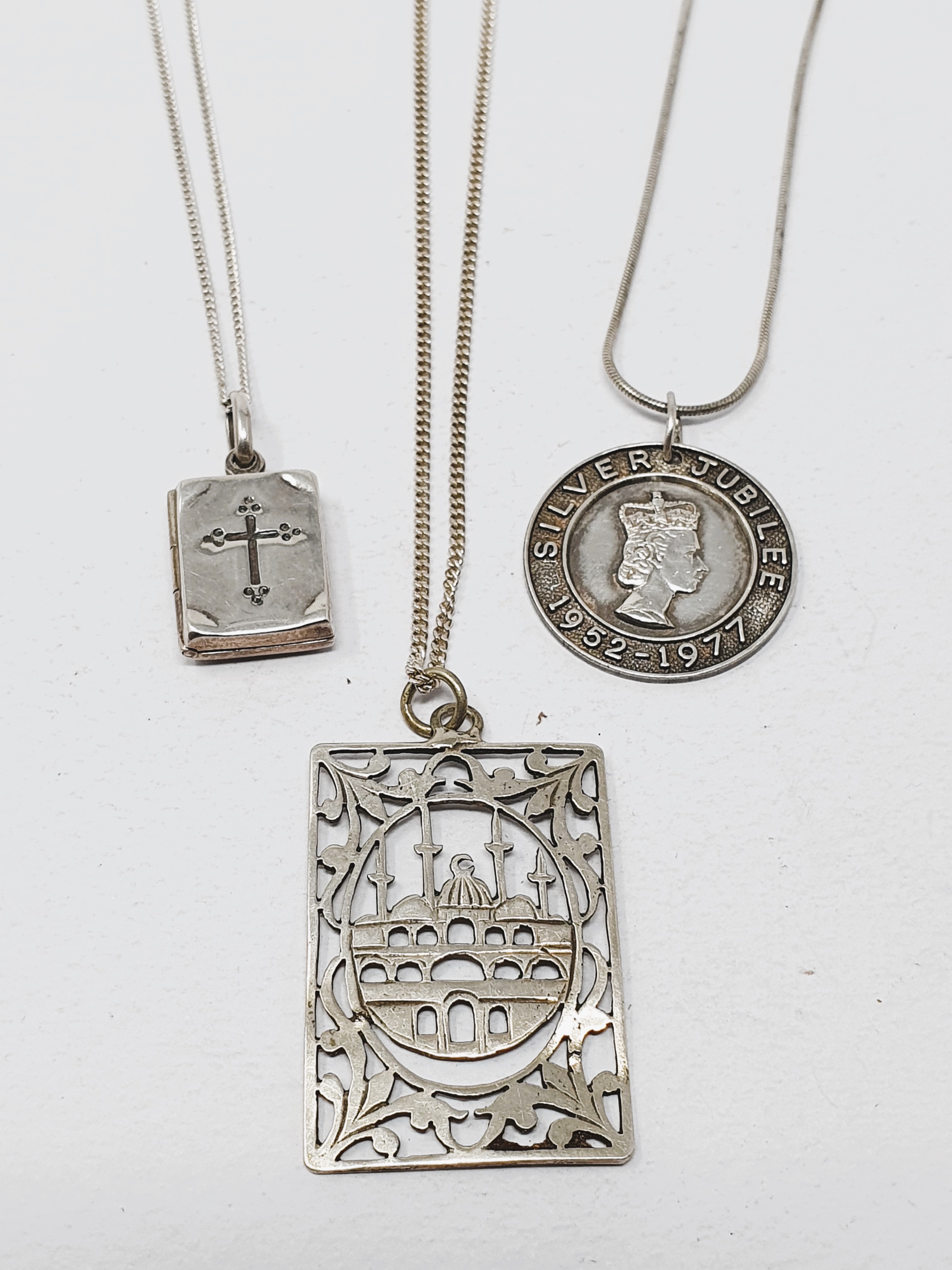 Sterling silver, three pendants with chains and four crosses with chains, gross weight 42. - Bild 2 aus 2