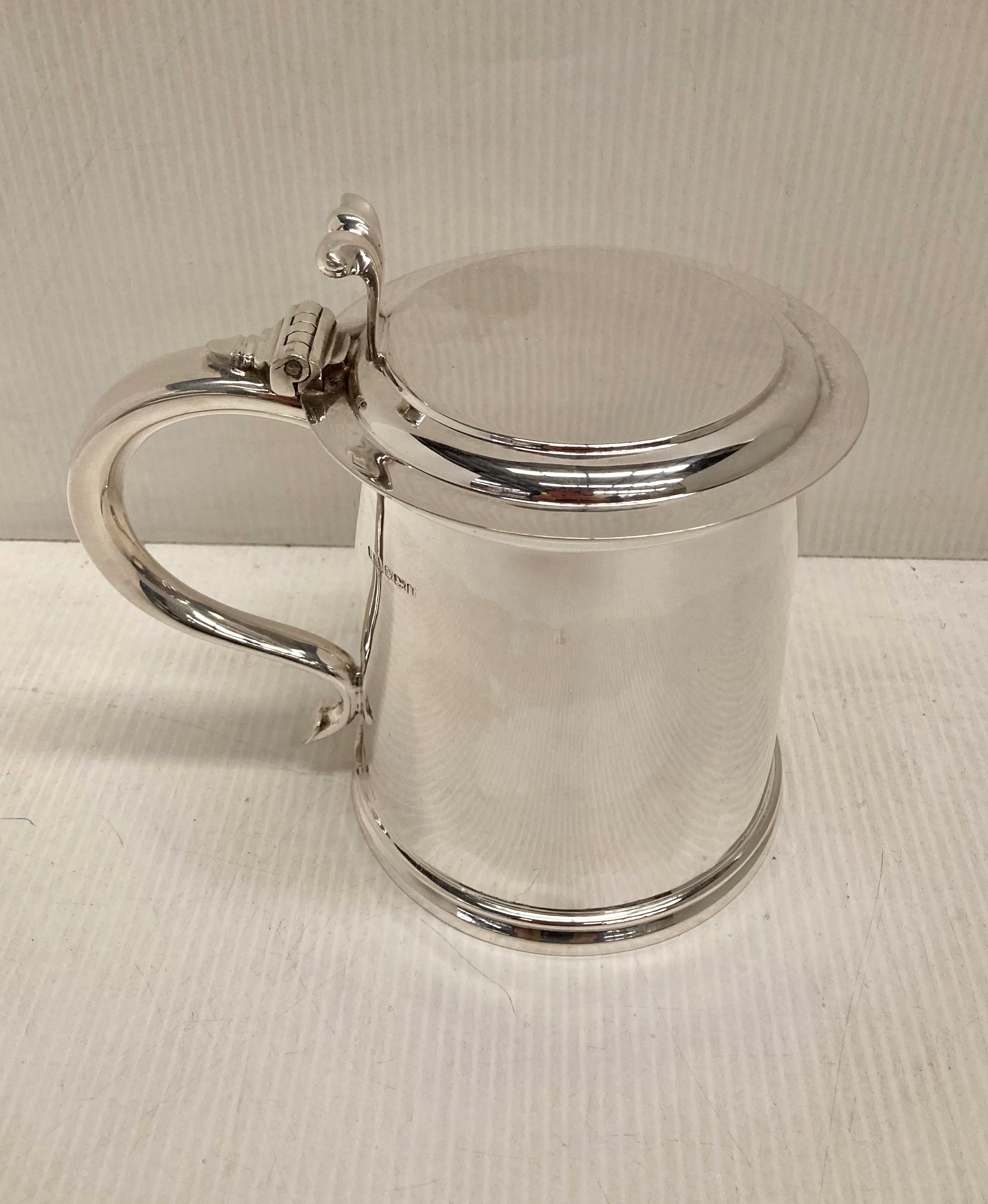 Large 17th Century style flat top tankard by Atkin Bros Sheffield 1928 with plain design and with a - Image 6 of 6