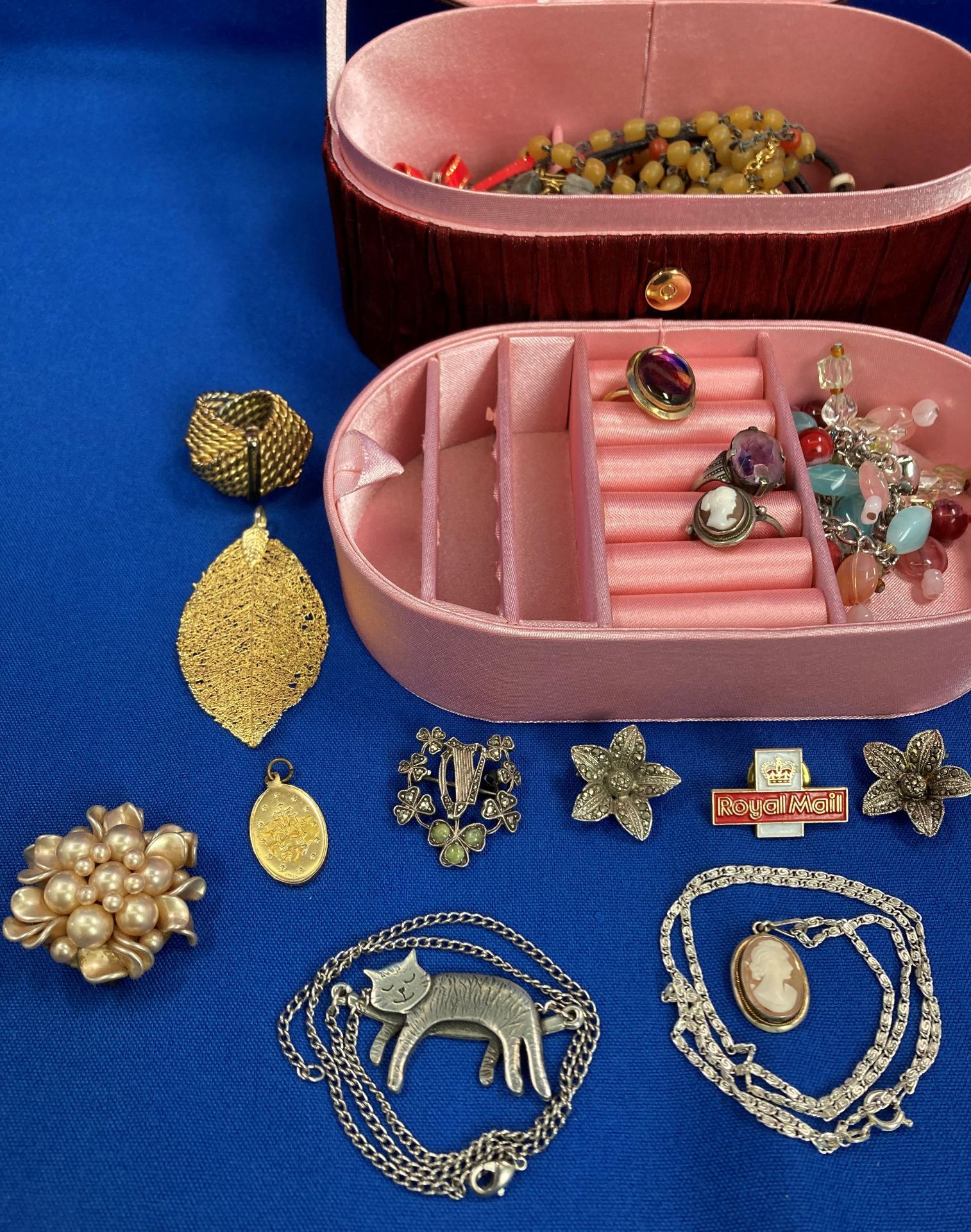 Contents to jewellery box - assorted vintage silver jewellery including Irish marcasite brooch with - Image 2 of 4