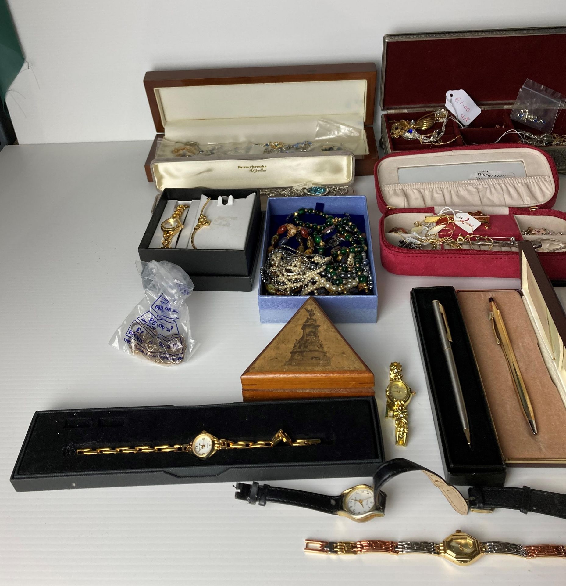 Contents to vintage suitcase - large quantity of jewellery including a pair of 9ct gold cameo - Image 2 of 5