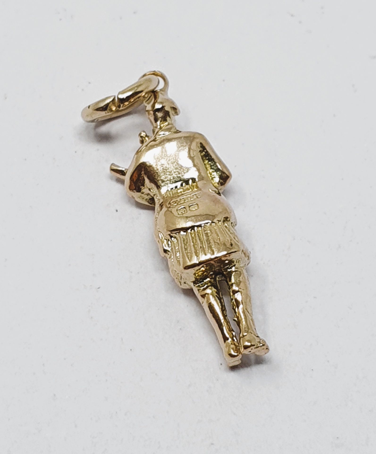 9ct gold vintage Scots Piper charm, gross weight 1. - Image 2 of 2