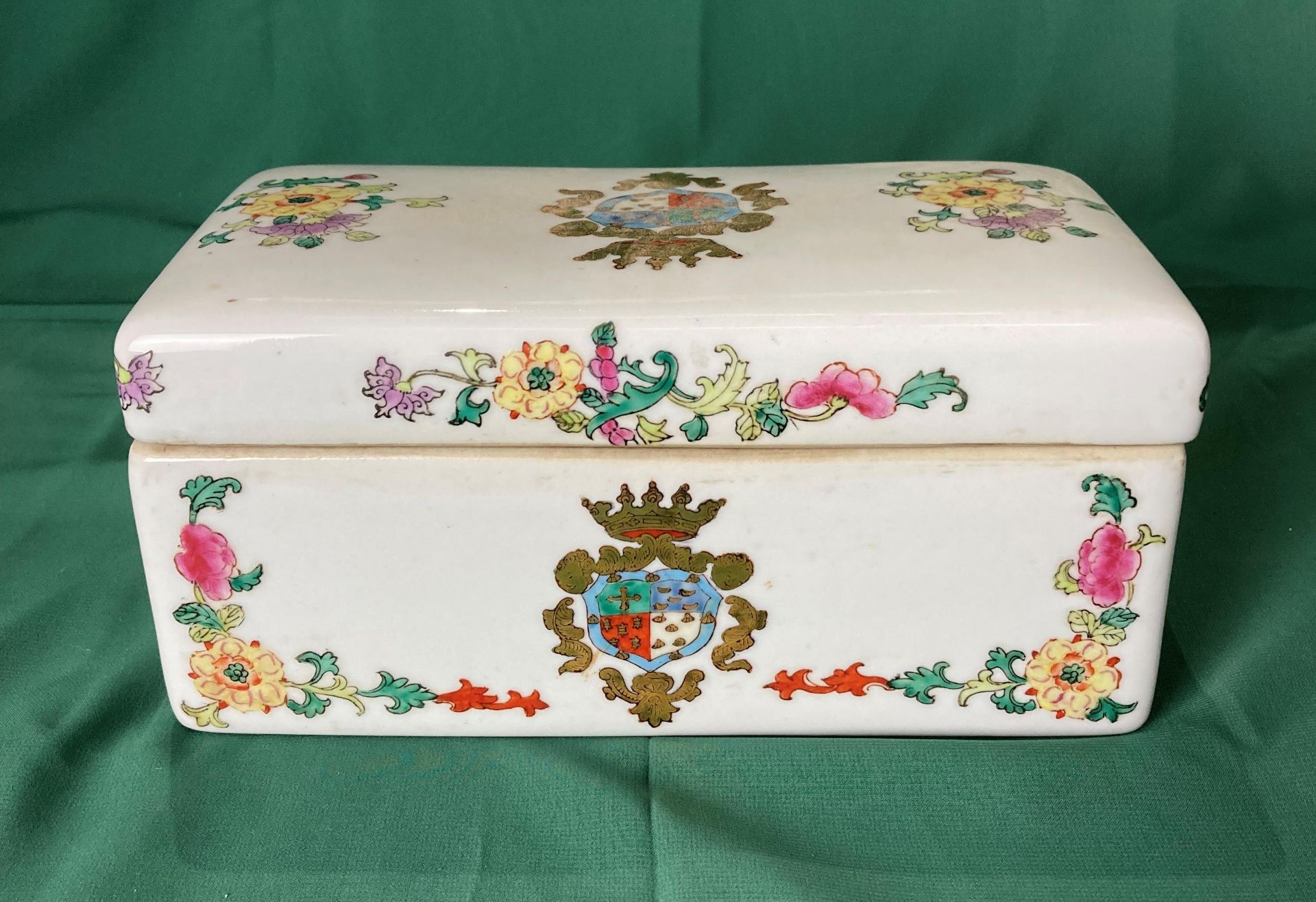 A vintage porcelain hand-painted box with Coat of Arms emblem and floral design, - Image 2 of 5