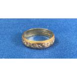 18ct gold (750) wedding band ring with etched detailed, size P. Weight: 3.