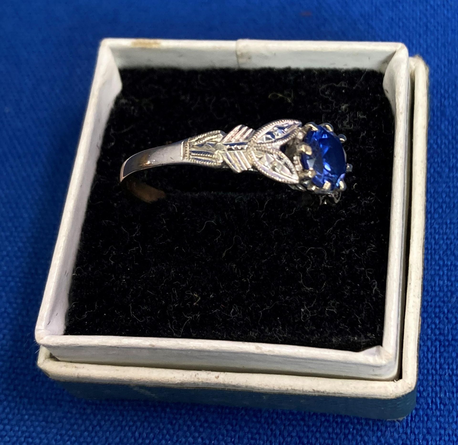 9ct gold Art Deco style sapphire ring in yellow and white gold, size N. Weight: 2. - Image 2 of 3