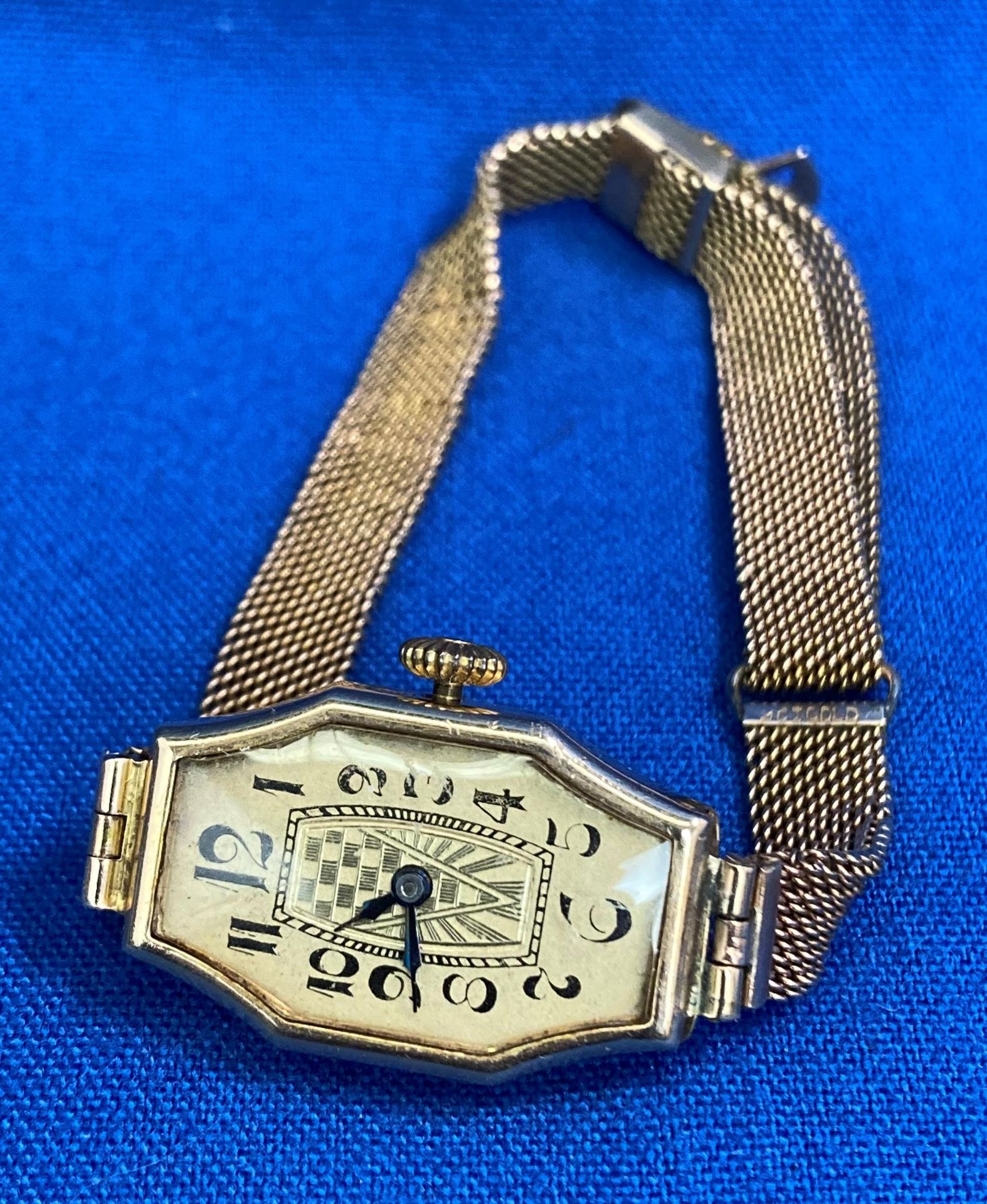 9ct gold (375) Art Deco watch with a 9ct gold chain-link strap in fitted case by Goldsmith & - Image 3 of 7
