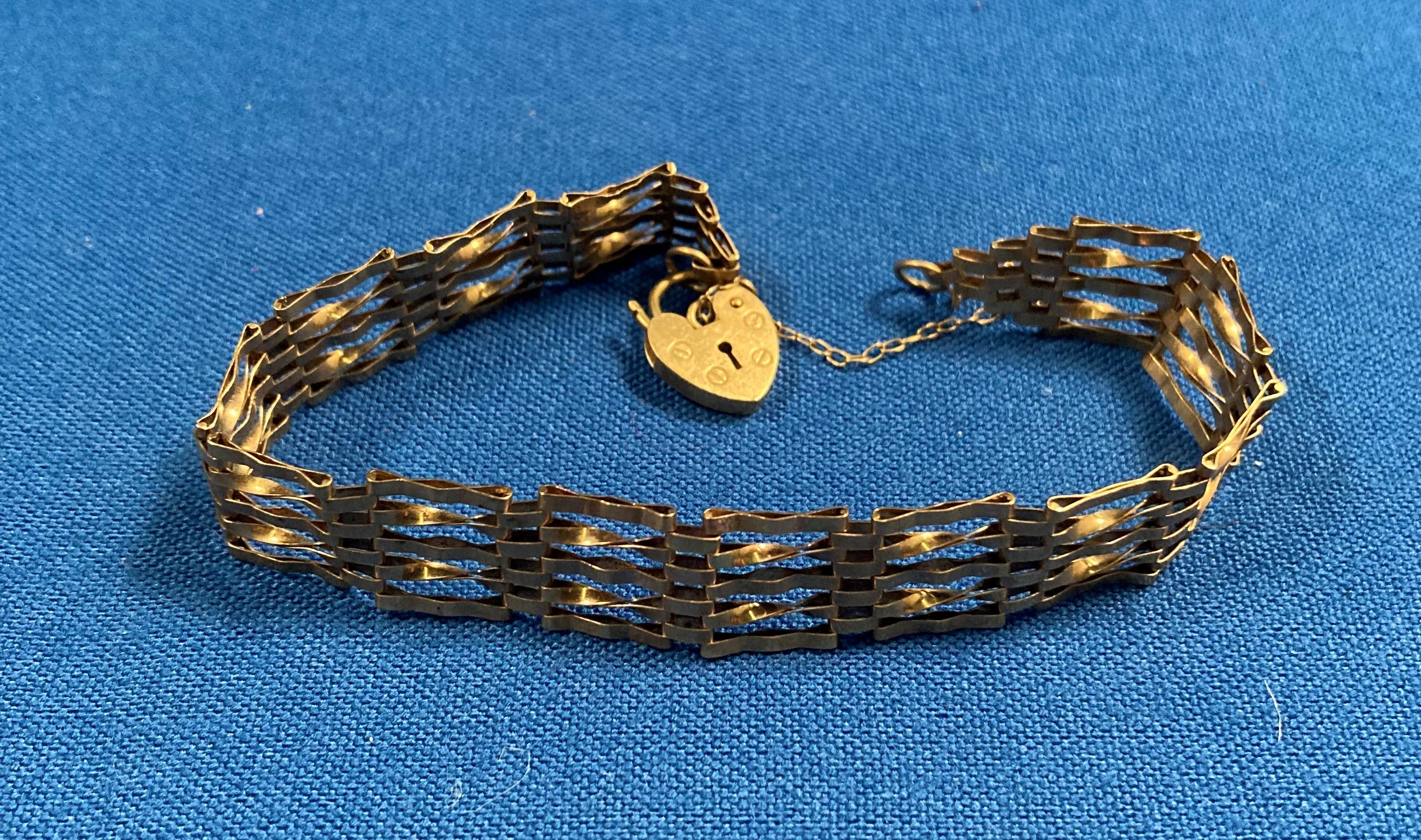 9ct gold (375) gate bracelet with heart-shaped lock clasp, approximately 7" long. Weight: 5.