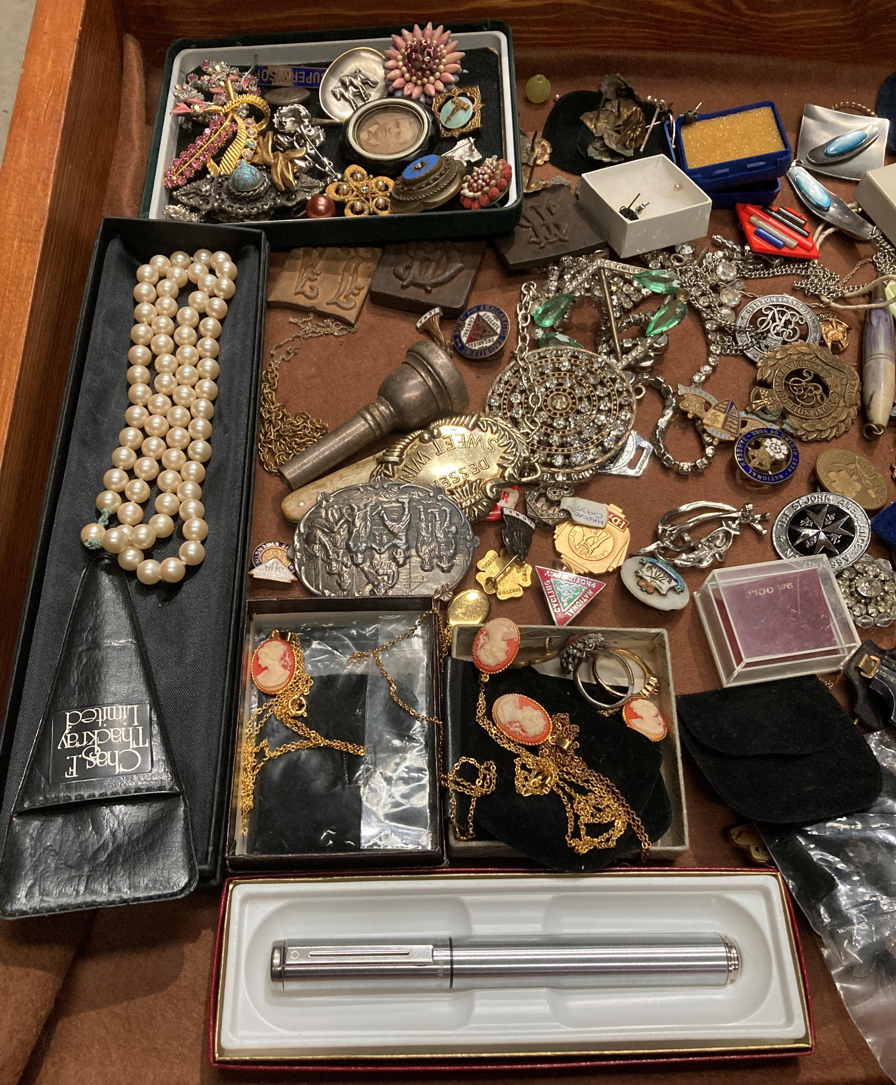 Sloped glass-top display cabinet (46 x 46cm) and contents - assorted vintage brooches, badges, - Image 2 of 3