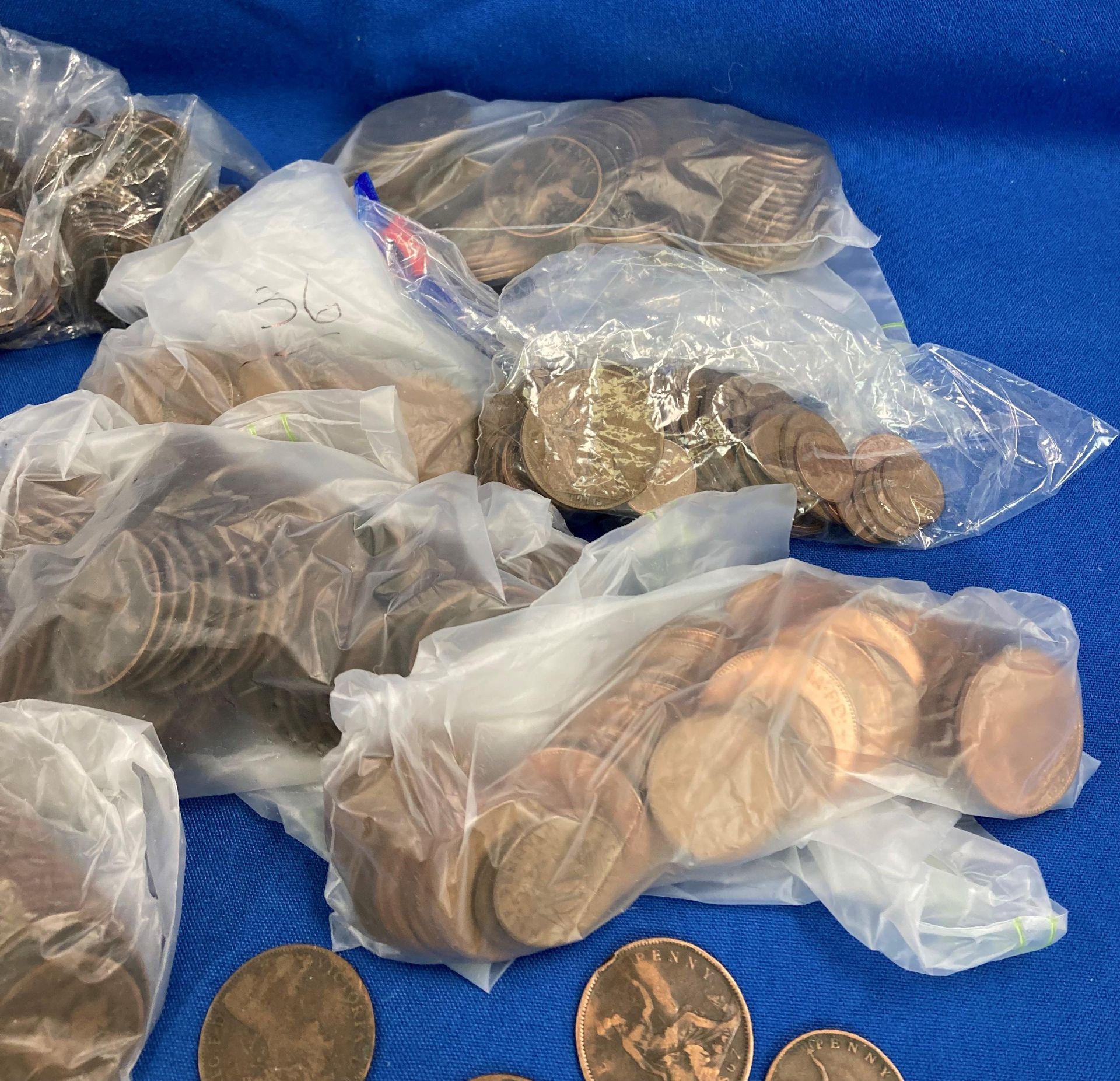 Contents to tin - approximately 450 assorted One Pennies and Half Pennies, - Image 3 of 5