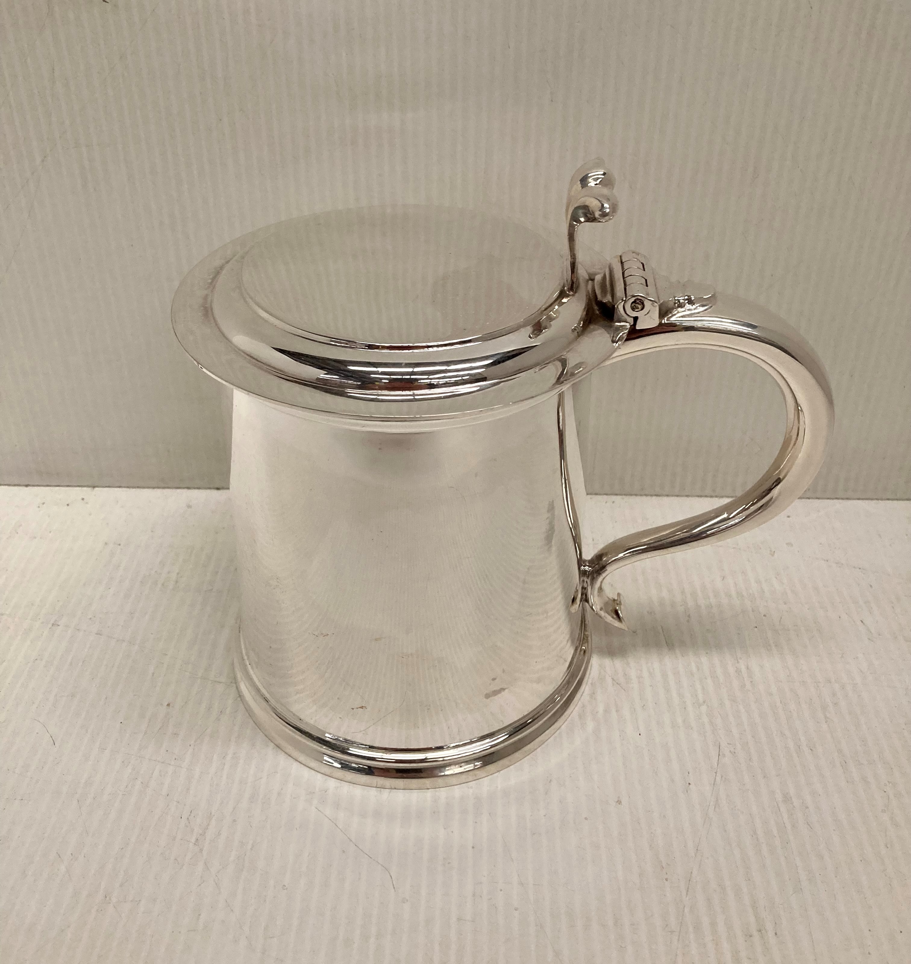 Large 17th Century style flat top tankard by Atkin Bros Sheffield 1928 with plain design and with a - Image 5 of 6