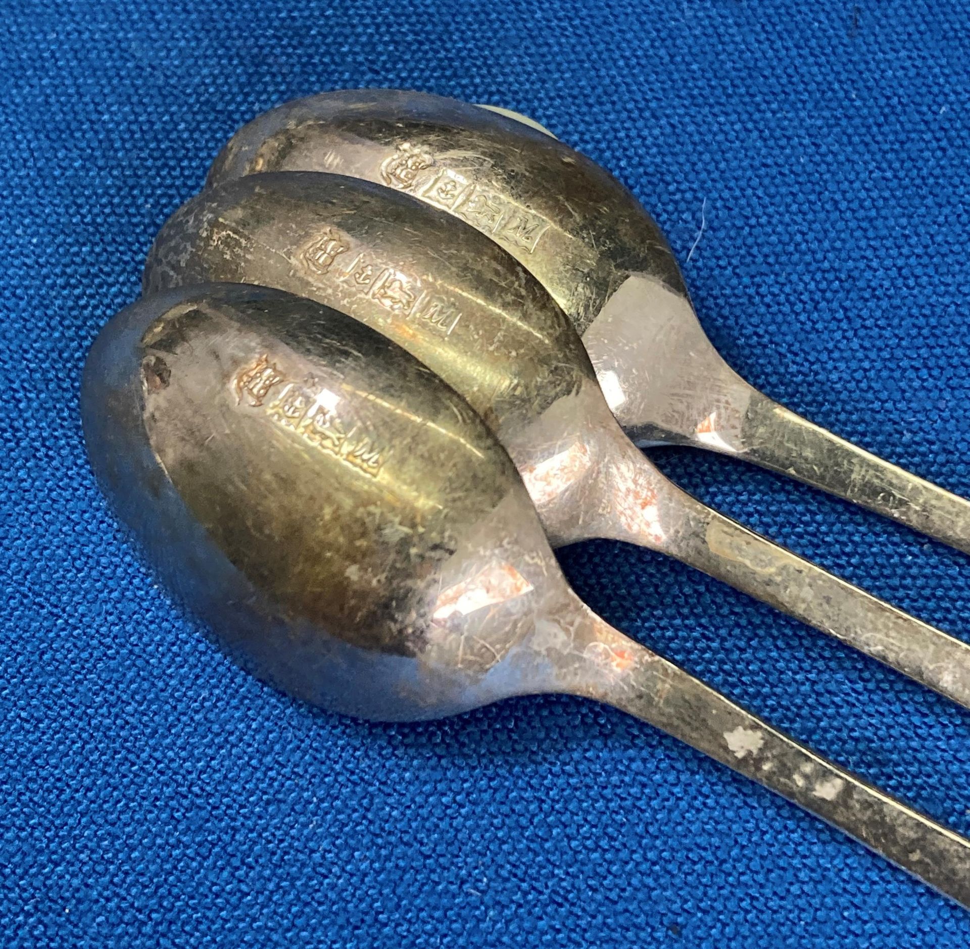 Contents to bag - four silver (hallmarked) tea spoons (1. - Image 4 of 4