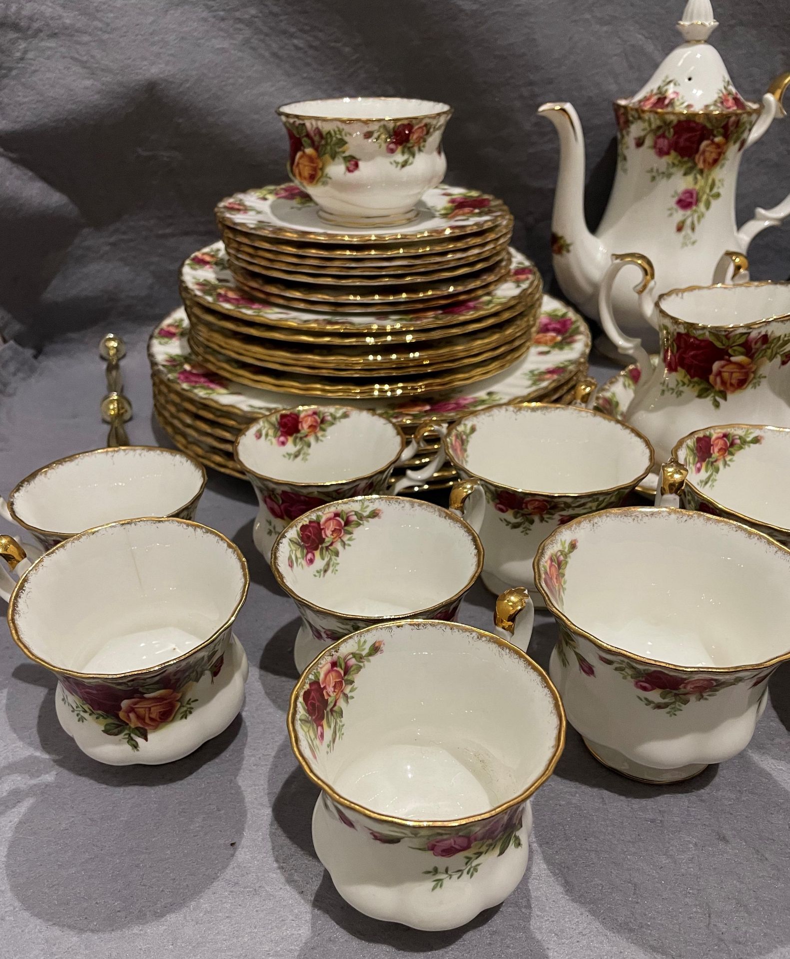 Royal Albert 'Old Country Roses' sixty-four piece dinner service including six large plates, - Image 2 of 6