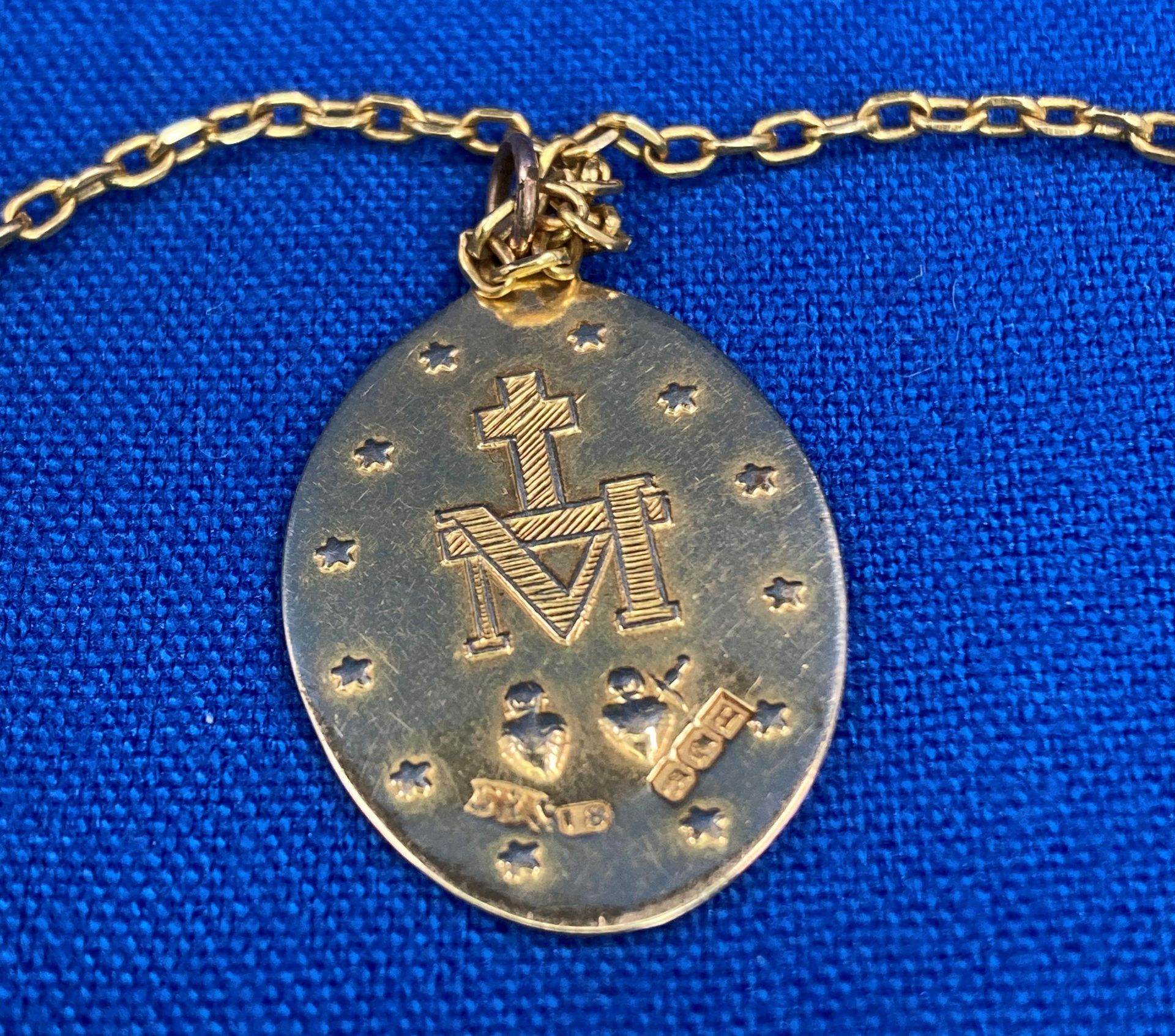 18ct gold Miraculous Medal and chain (20" long). Weight: 11. - Image 3 of 4