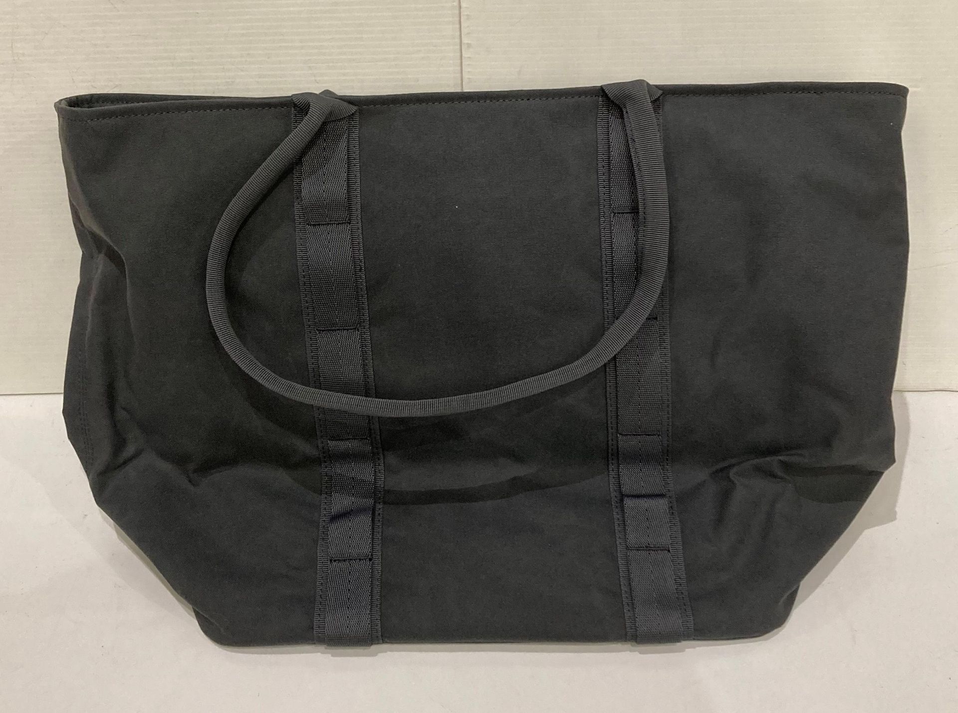 DB The Aera 25L Eneiss Tote Bag (RRP £129 with original tags) (saleroom location: S3 QC03) - Image 2 of 3