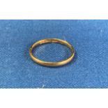 22ct gold wedding band, size P. Weight: 1.