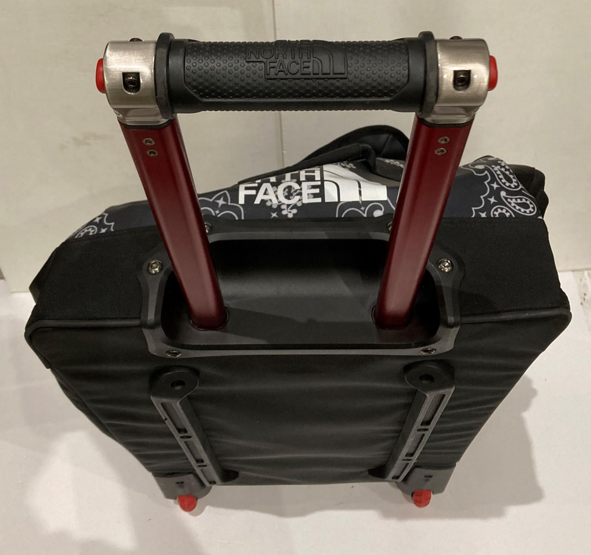 The North Face Bandana Rolling Thun TNF black print medium outdoor travel bag/case on wheels - Image 3 of 3