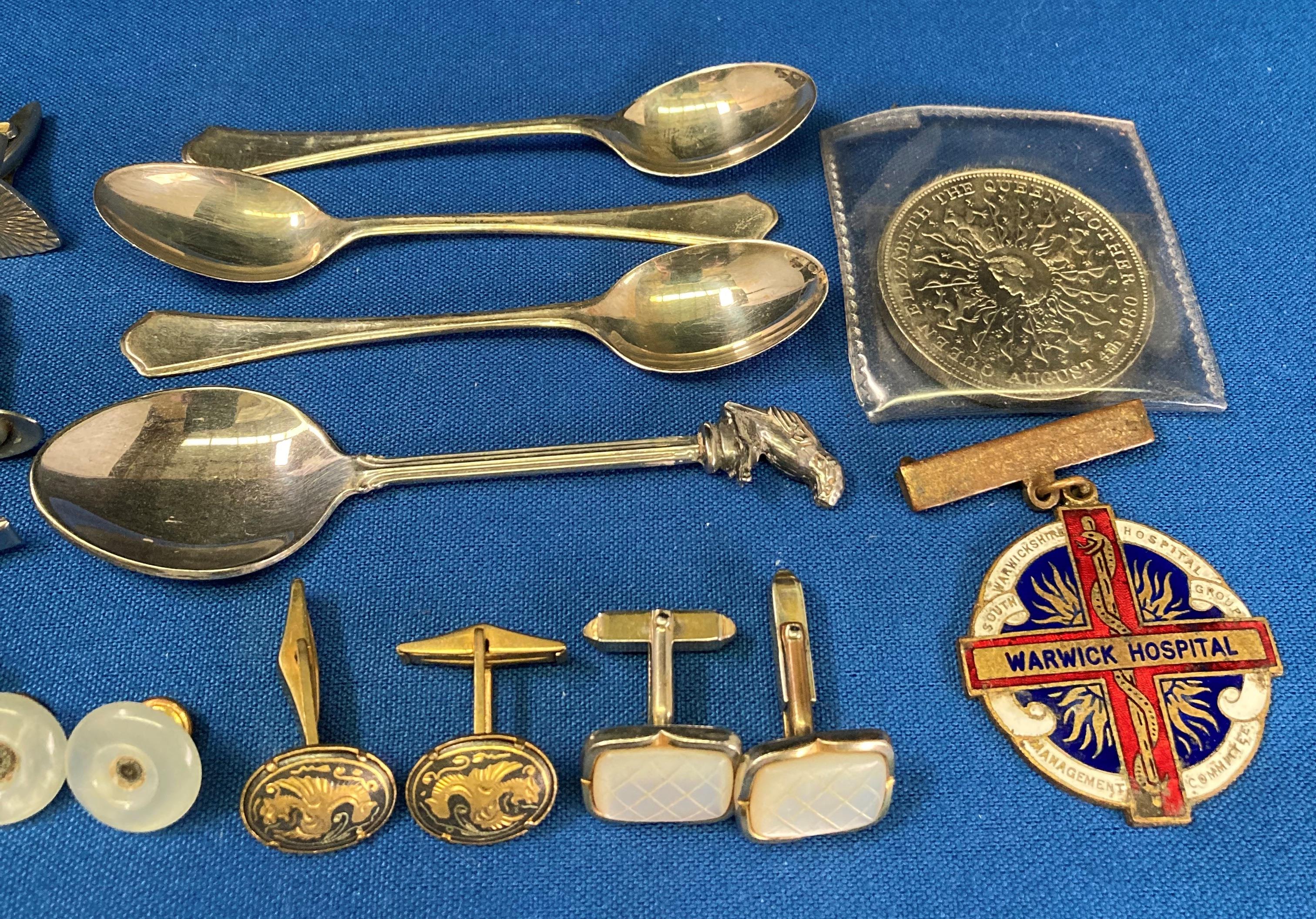 Contents to bag - four silver (hallmarked) tea spoons (1. - Image 3 of 4