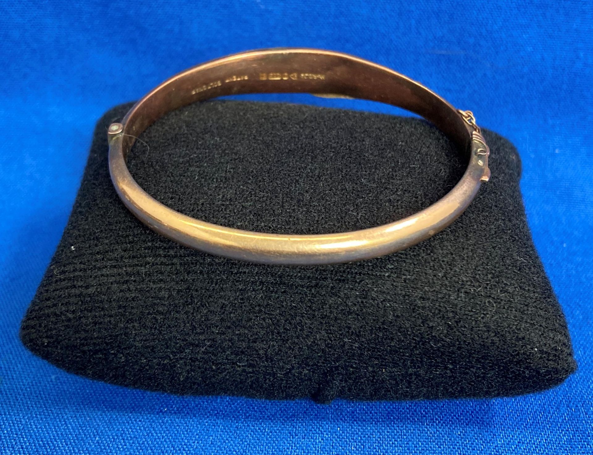 9ct gold (375) bangle with etched design and dents to top. Weight: 6. - Image 2 of 5