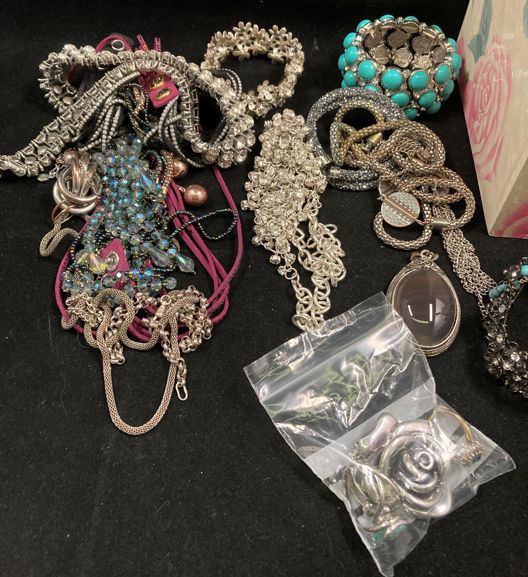 Contents to box - assorted jewellery including gold and silver tone rings (not tested), necklaces, - Image 3 of 3