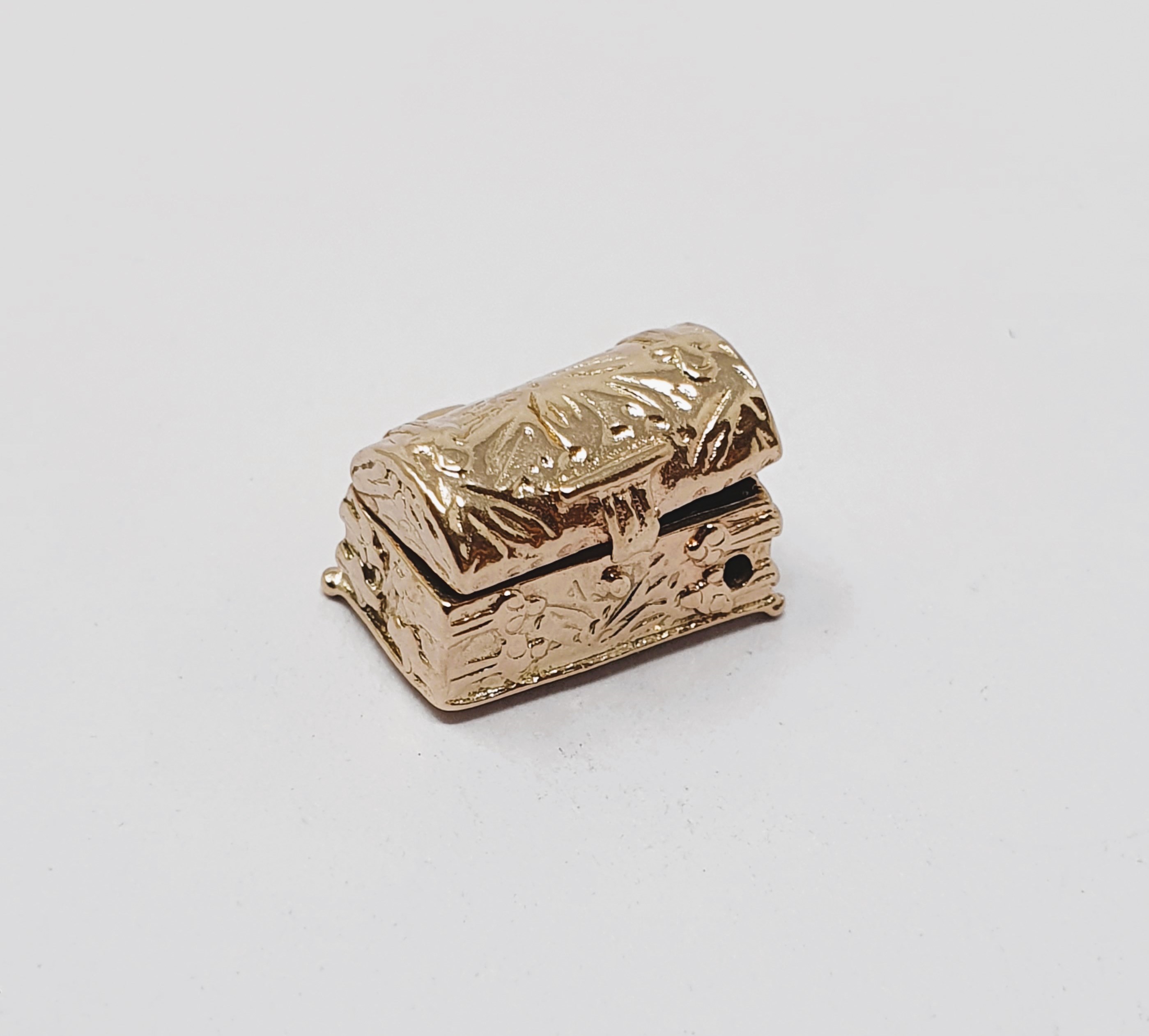 9ct gold vintage treasure chest charm, gross weight 3.