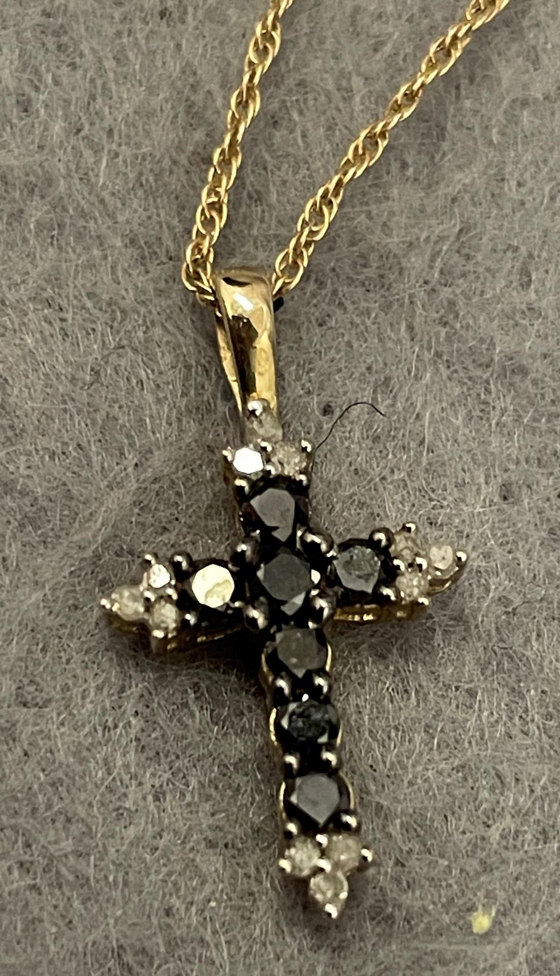 9ct gold (375) pendant cross with seven black stones and twelve clear stones (stones not tested) - Image 2 of 2