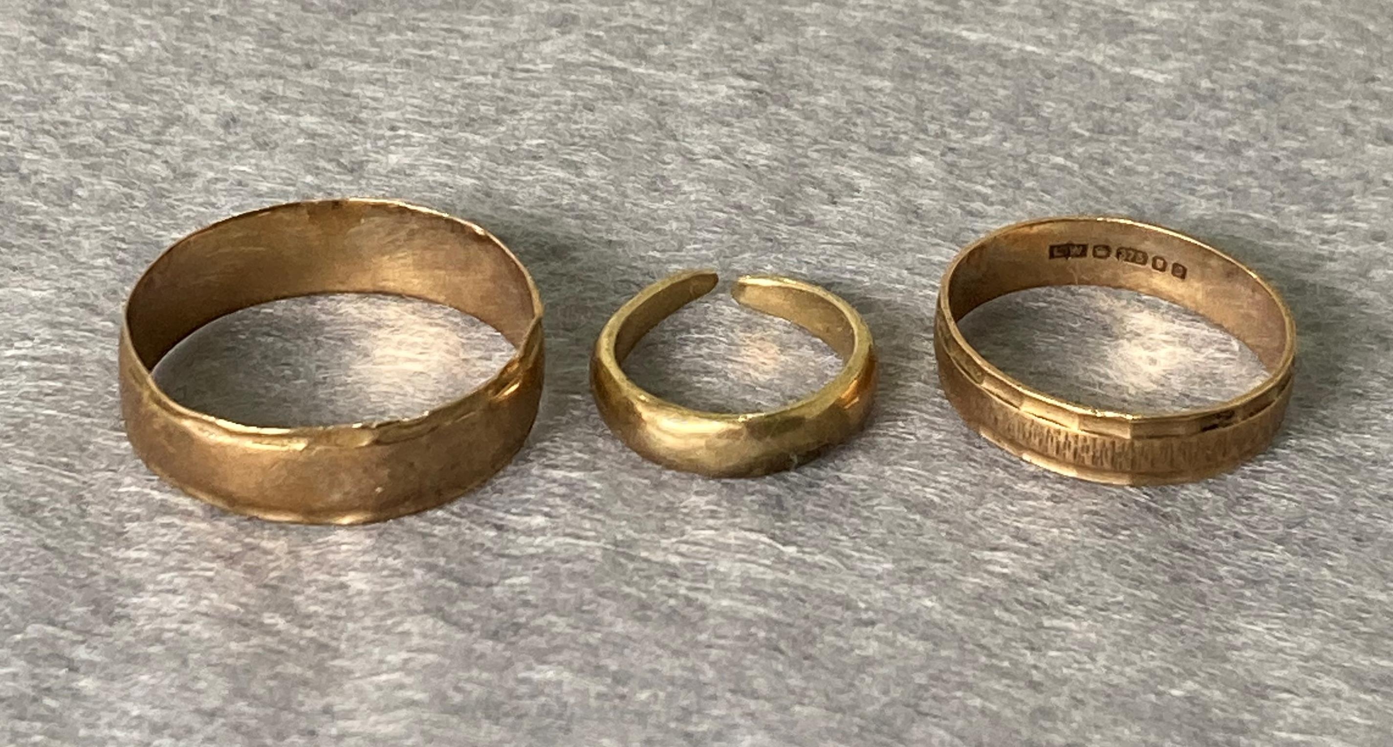 Two 9ct gold weddings bands (sizes R and L) and a small 9ct gold broken ring. Total weight: 4.