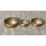 Two 9ct gold weddings bands (sizes R and L) and a small 9ct gold broken ring. Total weight: 4.