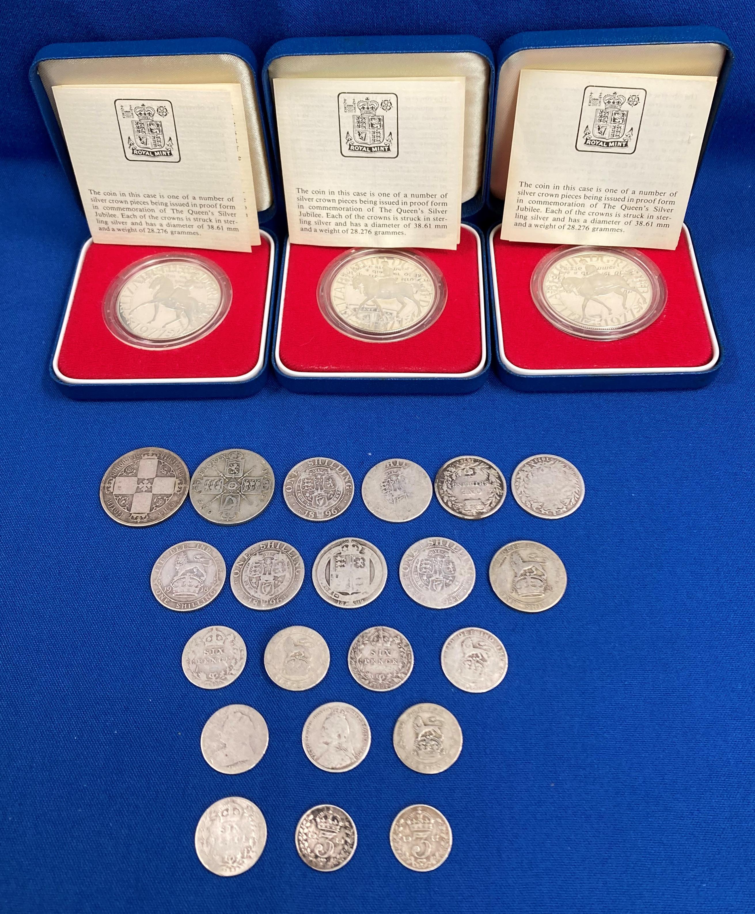 Assorted silver coins including three 1977 Royal Mint Crowns (in cases) and assorted silver