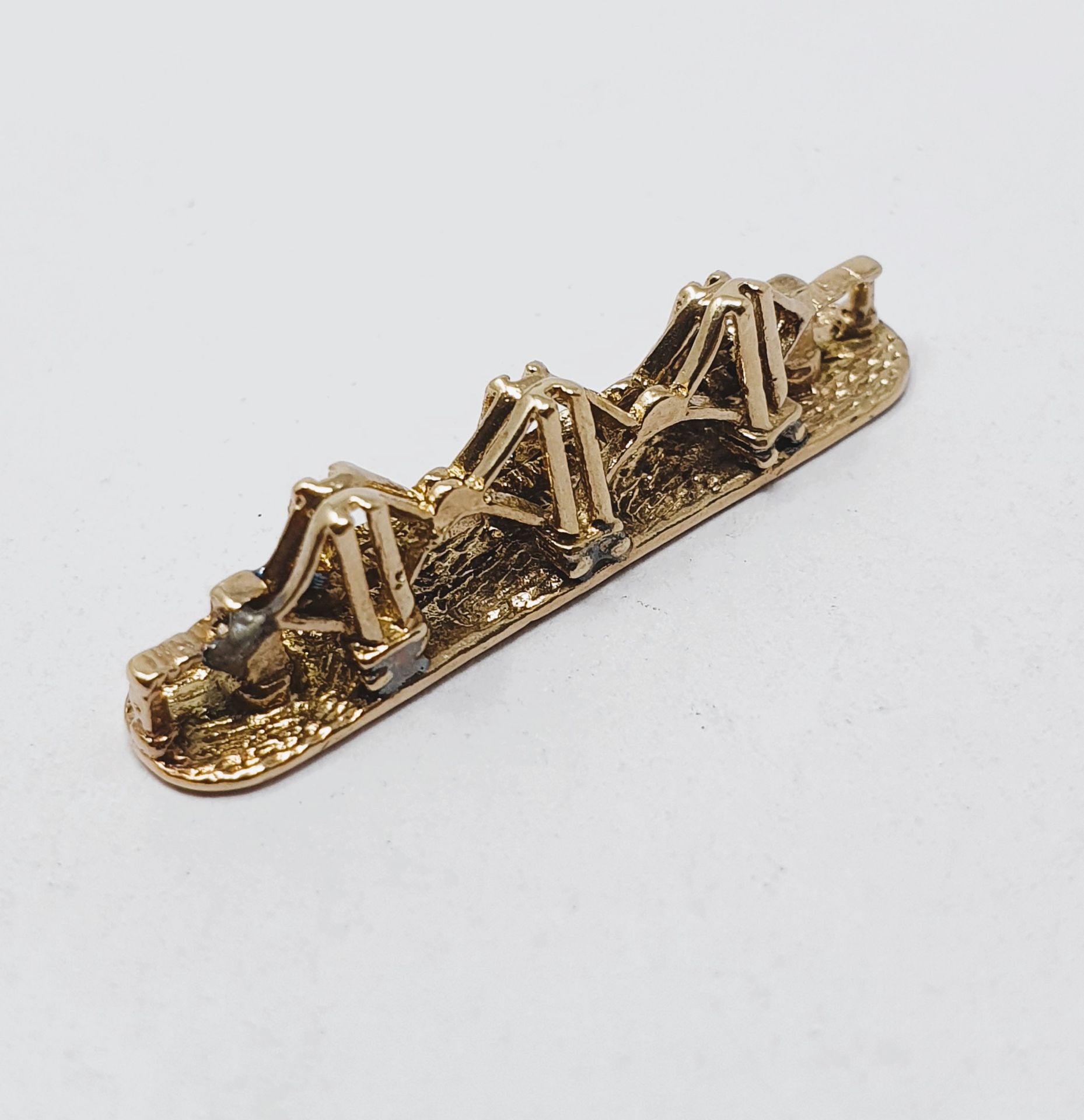 9ct gold vintage Forth bridge charm, gross weight 2.