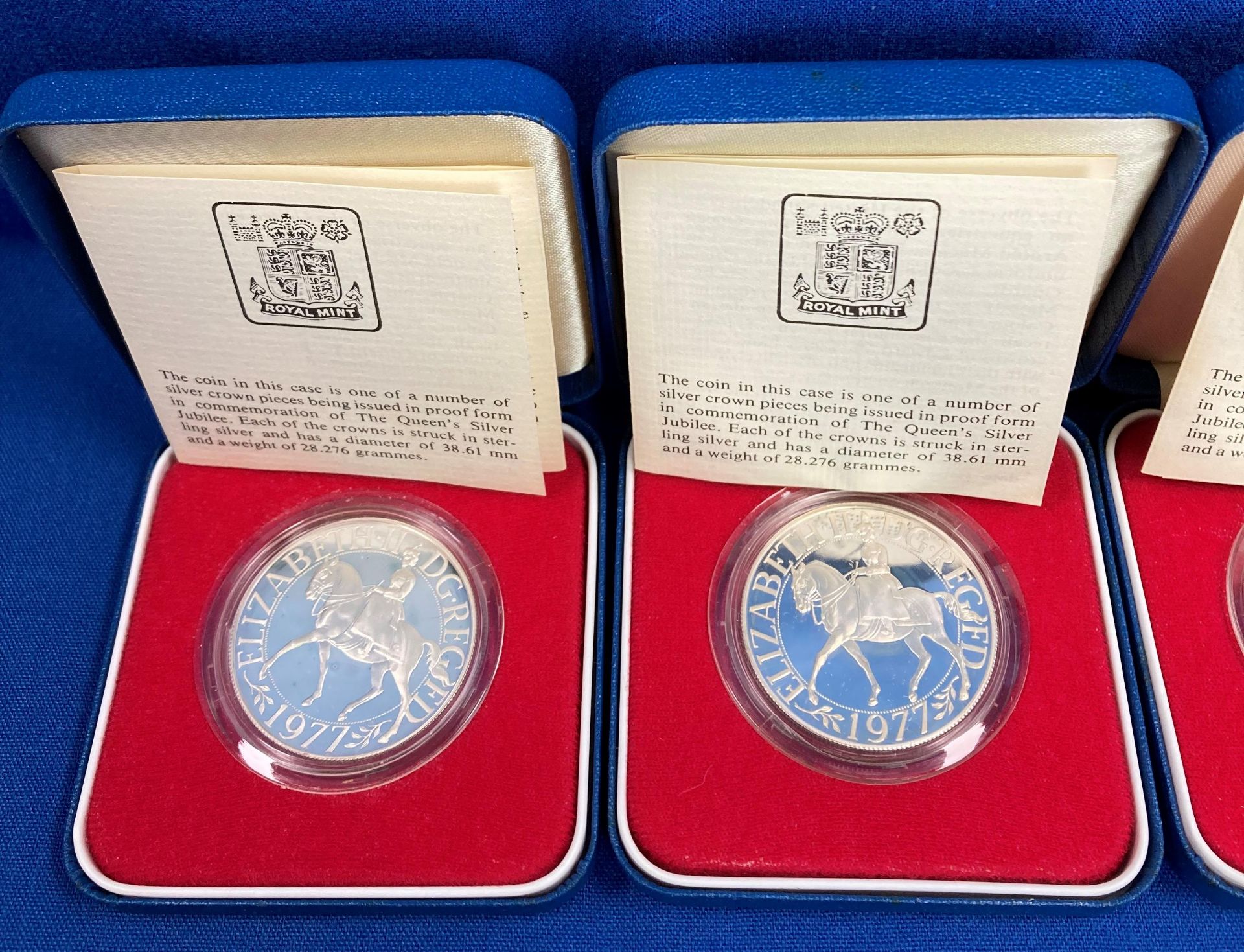 Assorted silver coins including three 1977 Royal Mint Crowns (in cases) and assorted silver - Image 2 of 4