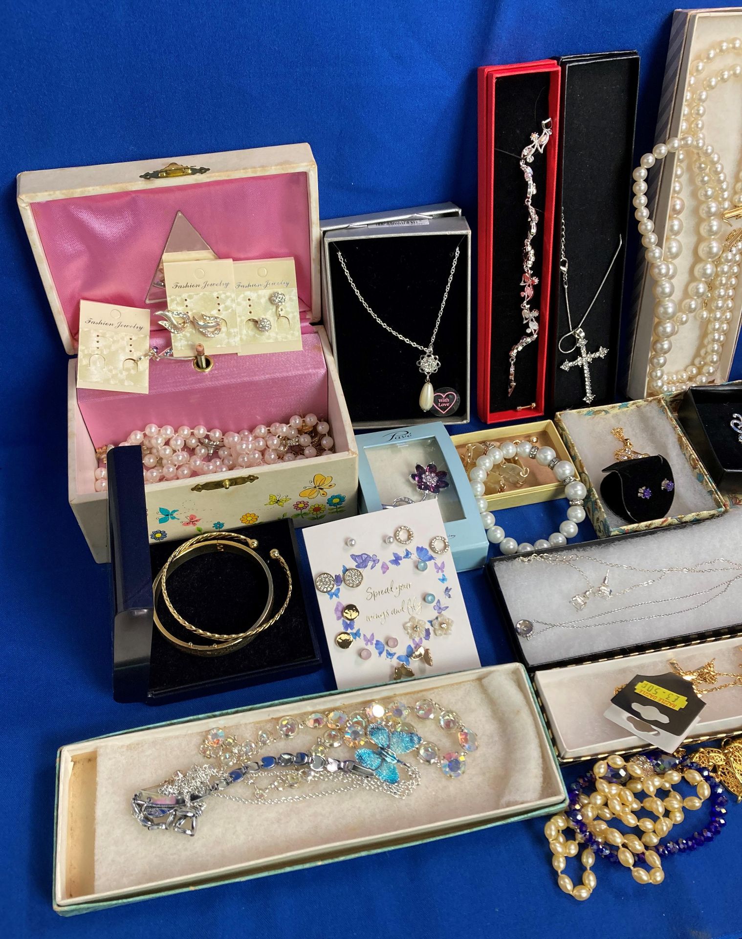 Contents to tray - large quantity of assorted costume jewellery including gold tone chains (no - Image 2 of 3